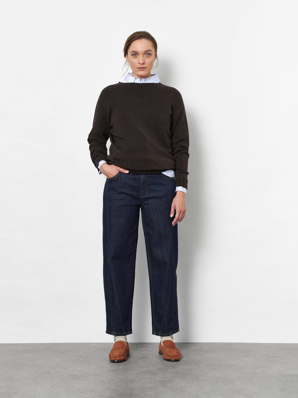 Damenjeans Liv Barrel in Dark Blue, barrel-Jeans mit markanten Naehten, Outfitansicht am Model