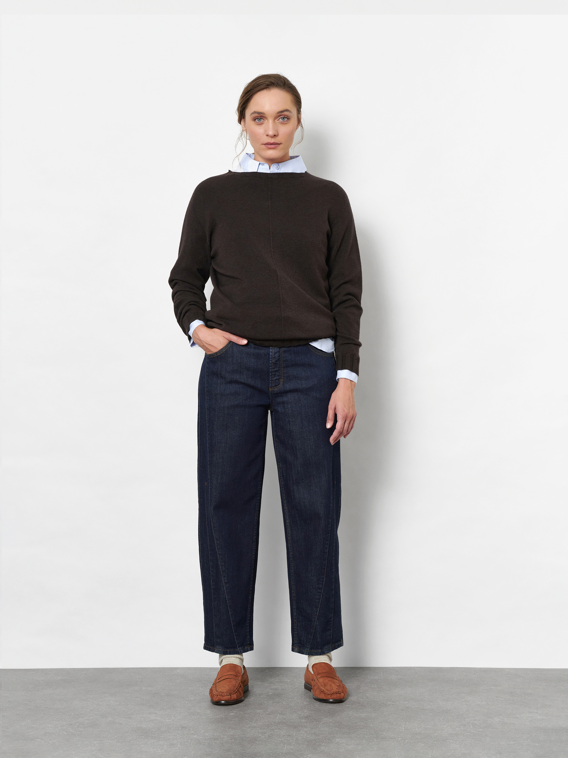 Damenjeans Liv Barrel in Dark Blue, barrel-Jeans mit markanten Naehten, Outfitansicht am Model