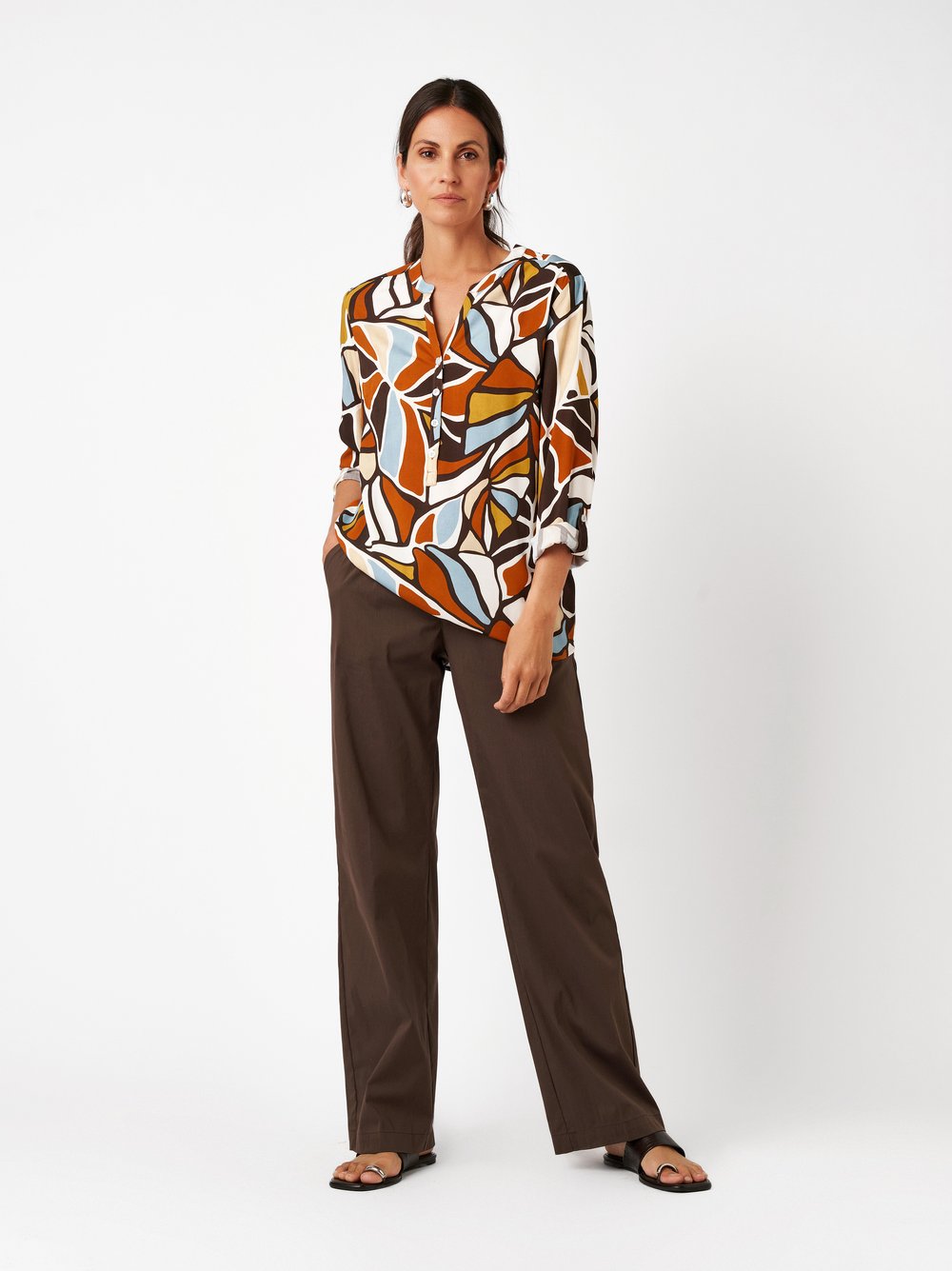 Damenhose Pia Wide in dark brown, Legere Sommerhose aus leichter Baumwolle, Outfitansicht am Model