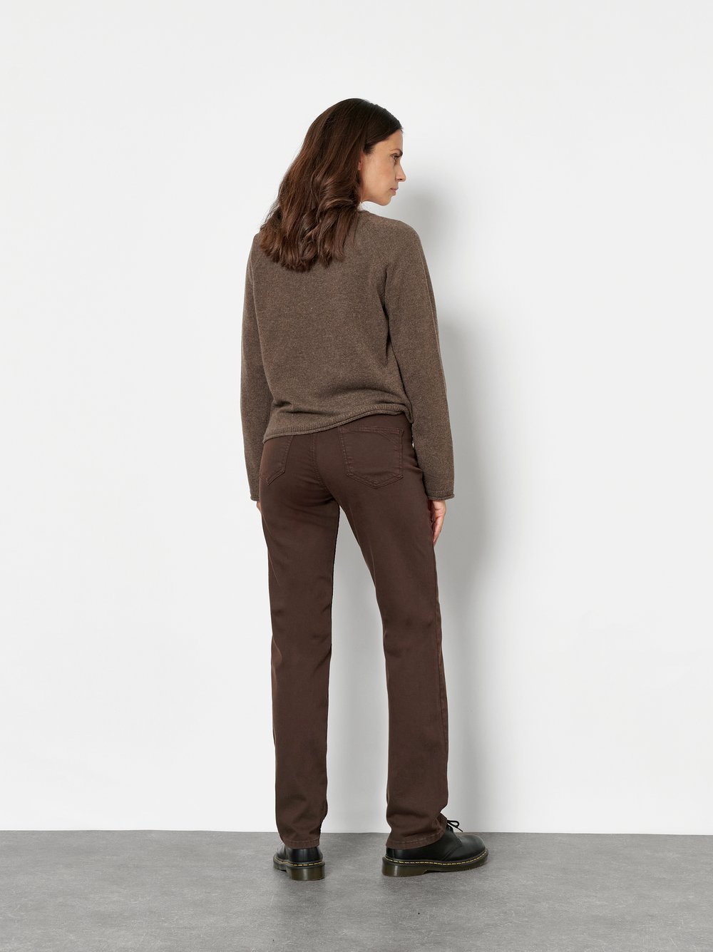 Damenjeans Liv in Dunkelbraun, straight-Fit Jeans aus Colour Denim, Rueckansicht am Model getragen