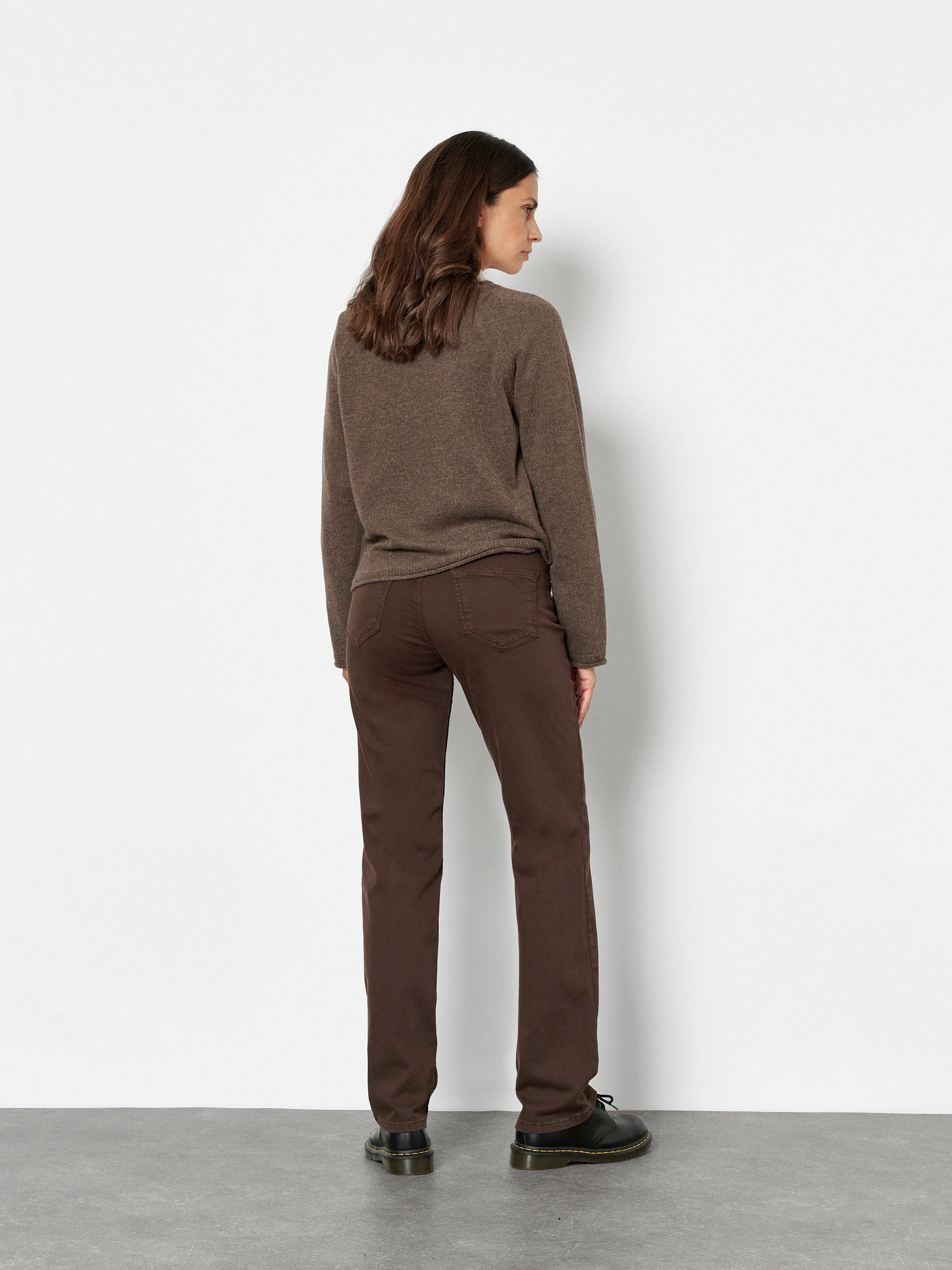 Damenjeans Liv in Dunkelbraun, straight-Fit Jeans aus Colour Denim, Rueckansicht am Model getragen