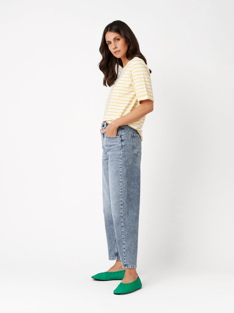 Damenjeans Liv Barrel in mid blue bleached, Barrel-Fit Jeans, Outfitansicht am Model