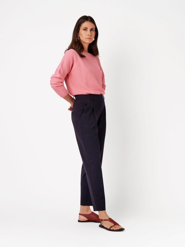 Damenhose Luisa Barrel in dark blue, elegante Barrel-Fit mit Bundfalten, Outfitansicht am Model