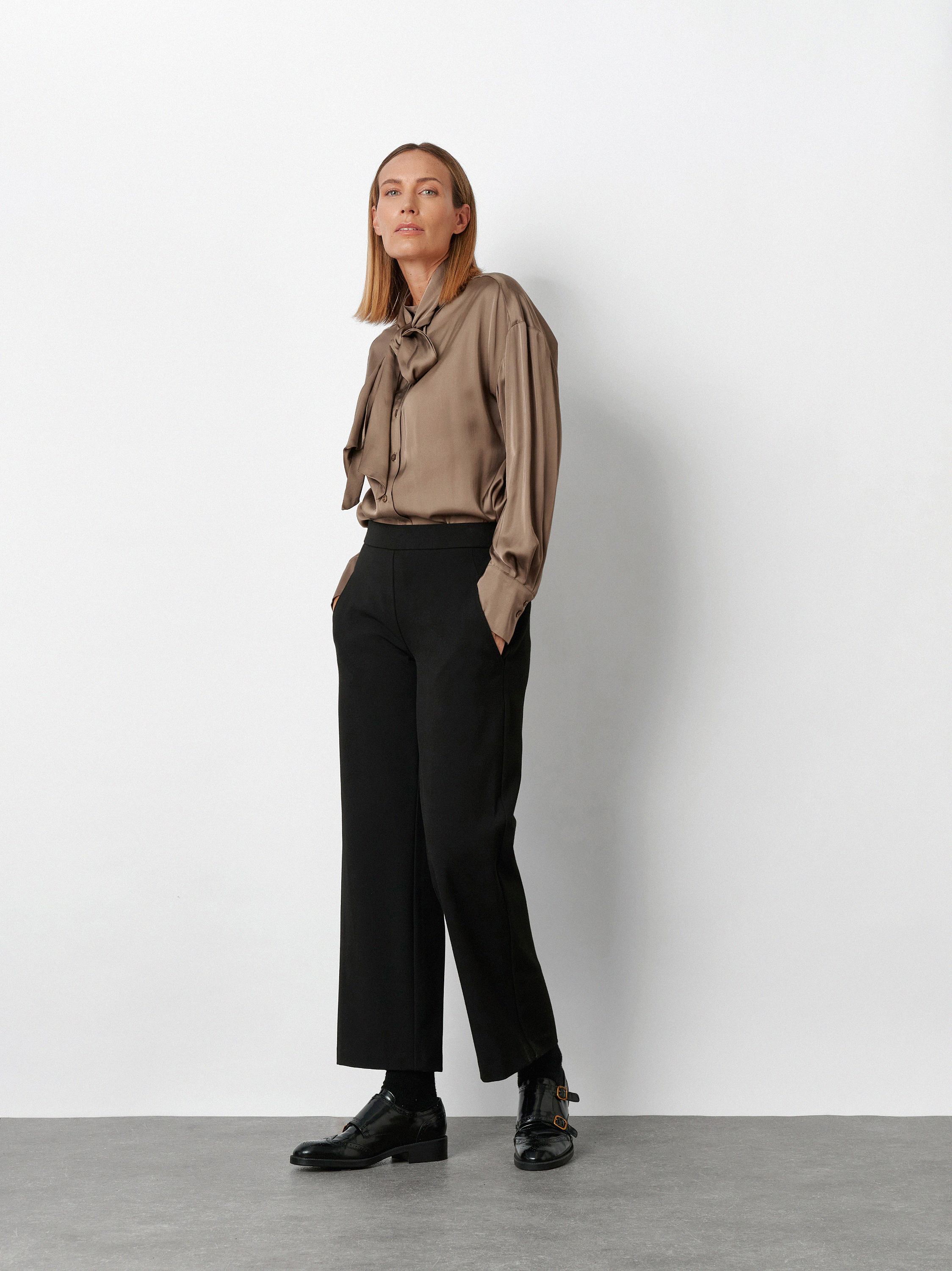 Damenhose Sue in Schwarz, Weite 7/8-Hose aus Gabardine, Frontansicht am Model getragen