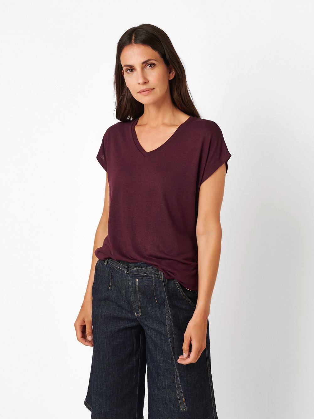 Damenshirt Evi in berry, Luftiges Shirt mit V-Ausschnitt, Frontansicht am Model getragen
