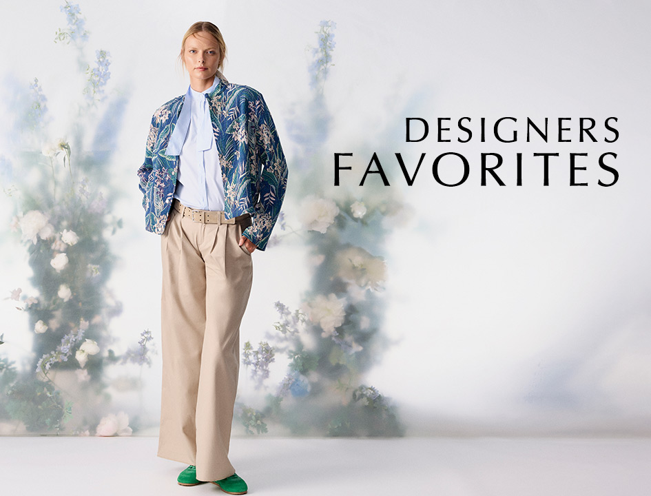 Modell trägt blau gemusterte Jacke mit heller Hose – Look aus den Designers Favorites von TONI