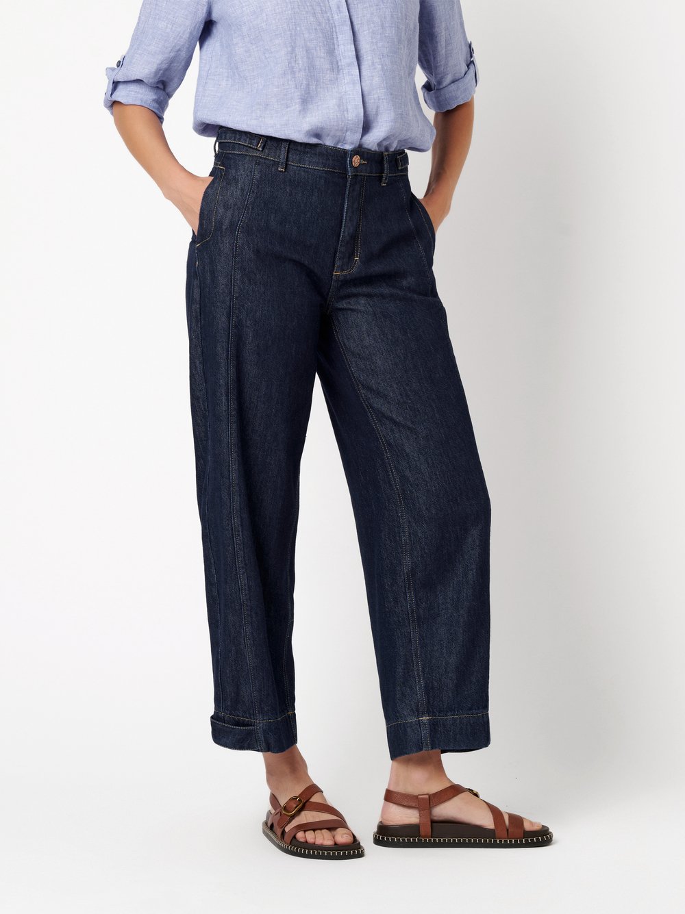 Damenjeans Liv Barrel in dark blue, Barrel-Fit Jeans mit Schnallen, Frontansicht am Model getragen