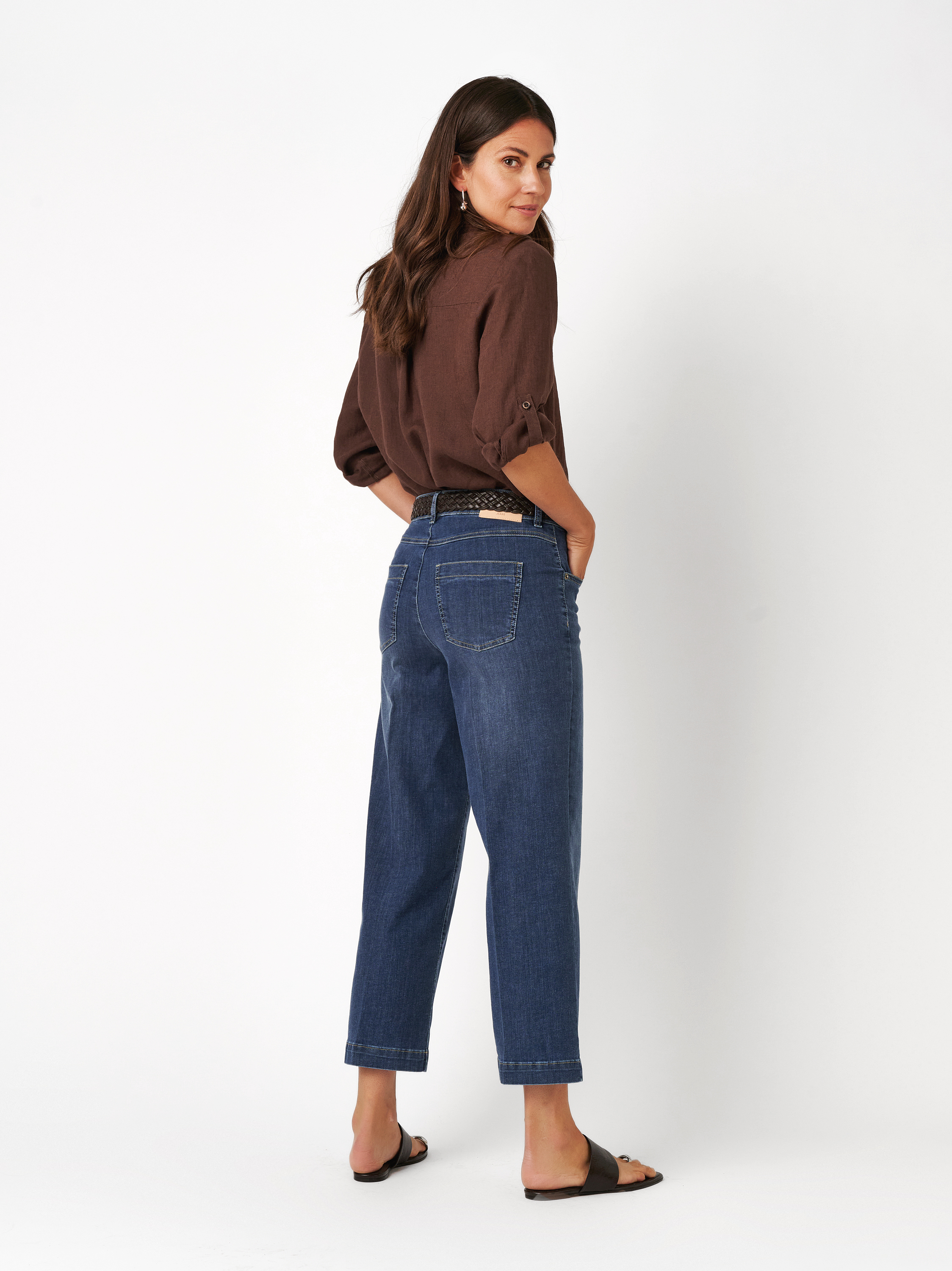 Damenjeans Liv Wide 7/8 in mid blue, Weite 7/8-Jeans mit Buegelfalten, Rueckansicht am Model getragen