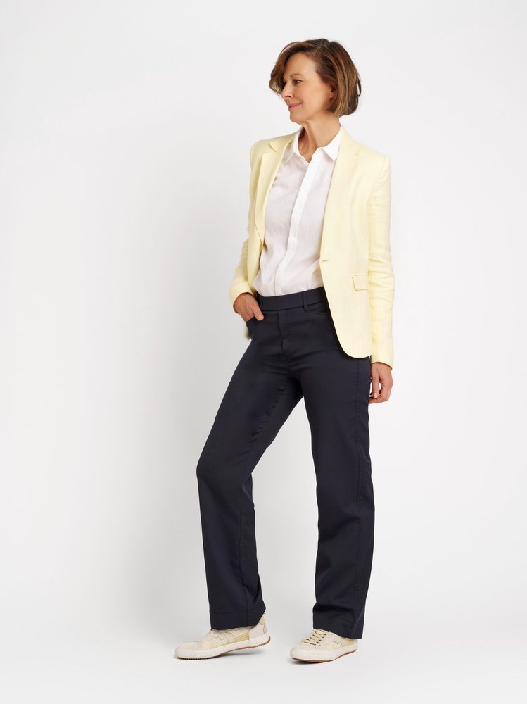 Damenhose Scarlet Wide in dark blue, weite, leichte Hose mit Gummibund, Outfitansicht am Model