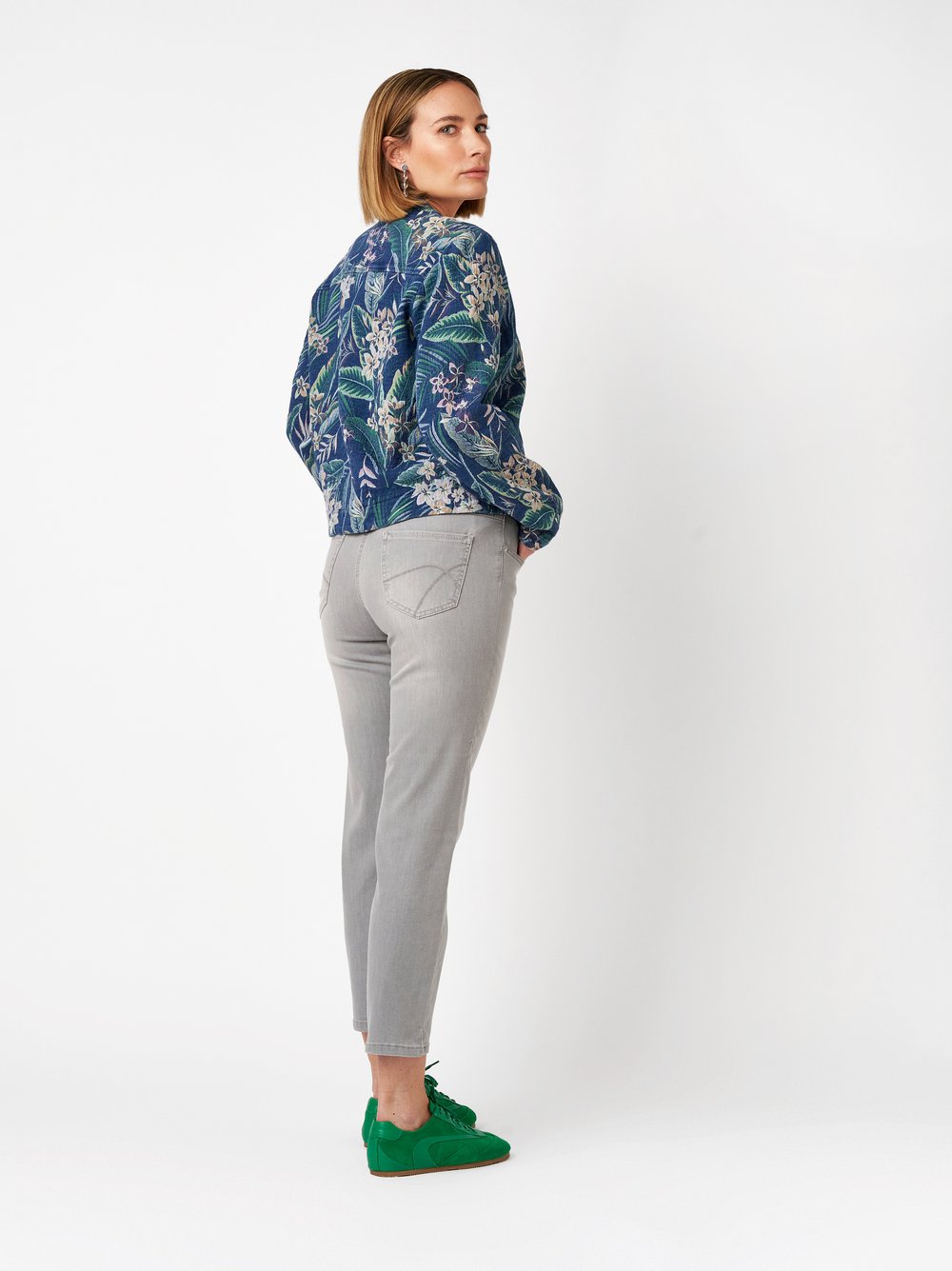 Damenjeans Perfect Shape 7/8 in grey, 7/8-Jeans mit Shapingeffekt, Rueckansicht am Model getragen