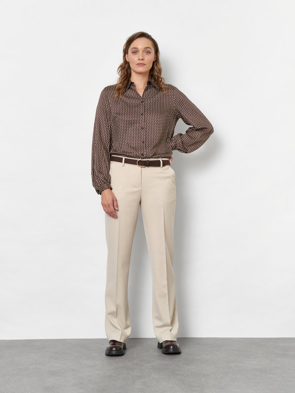Damenhose Jenny Wide in Creme, wide-Leg Hose aus fliessendem Gabardine, Frontansicht am Model getragen