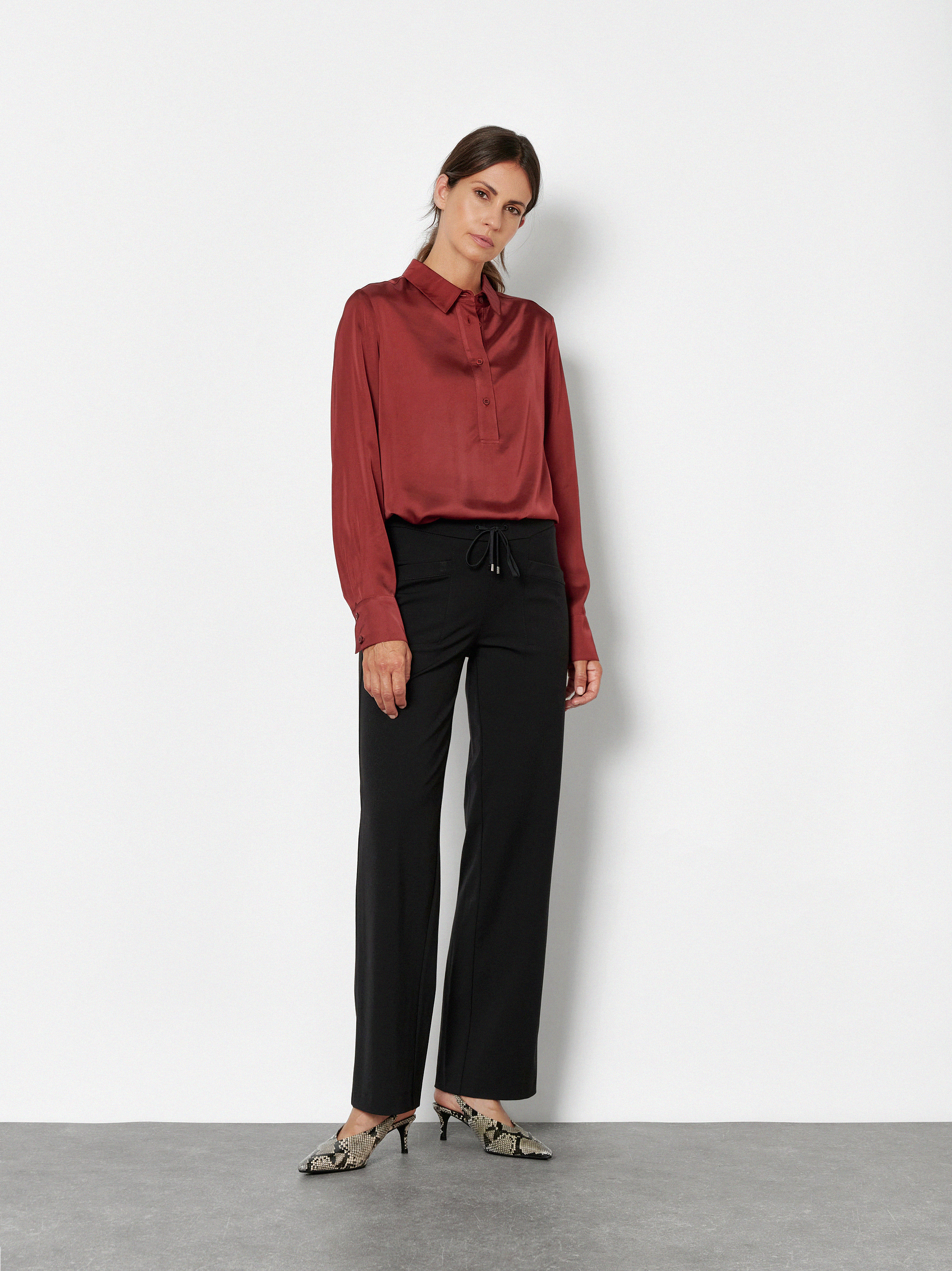 Damenhose Sue Wide in Schwarz, wide-Leg Hose mit Tunnelzug, Outfitansicht am Model
