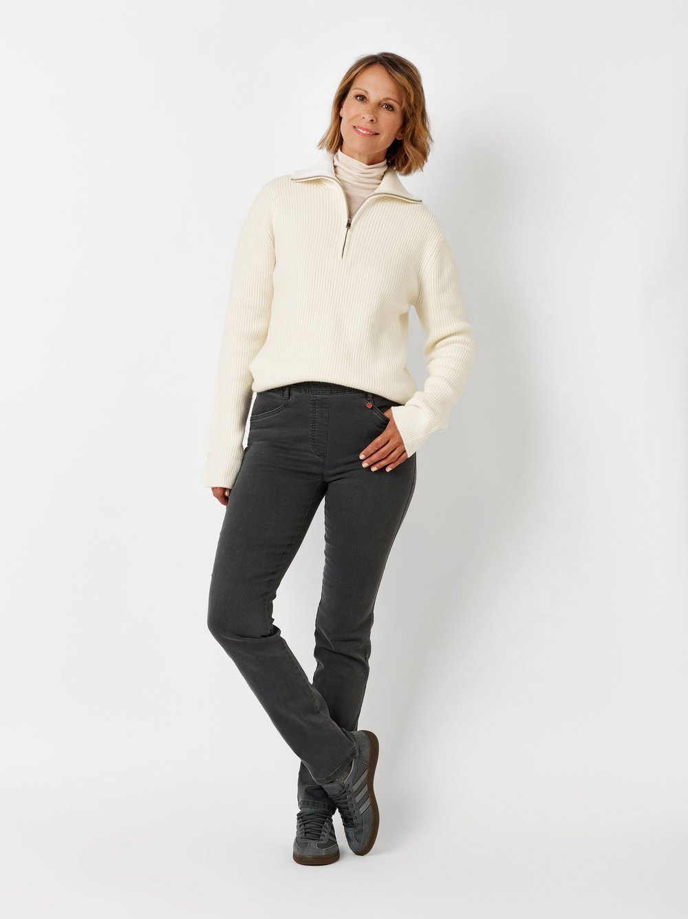 Damenhose Alice in Grau, Schlupfhose im 5-Pocket-Stil, Outfitansicht am Model