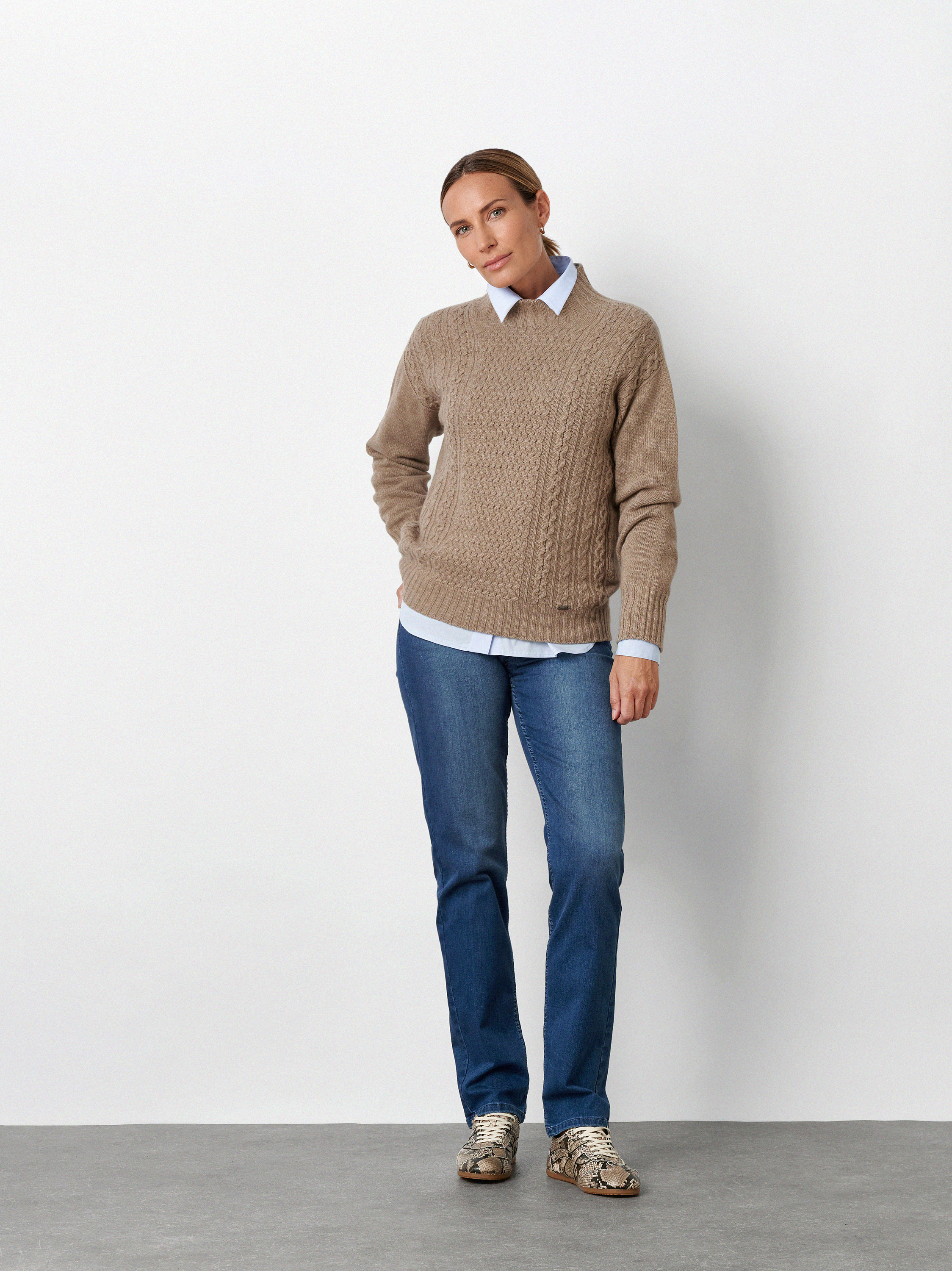 Womens jeans Liv Regular in mid blue, regular-fit jeans, outfit view worn by model