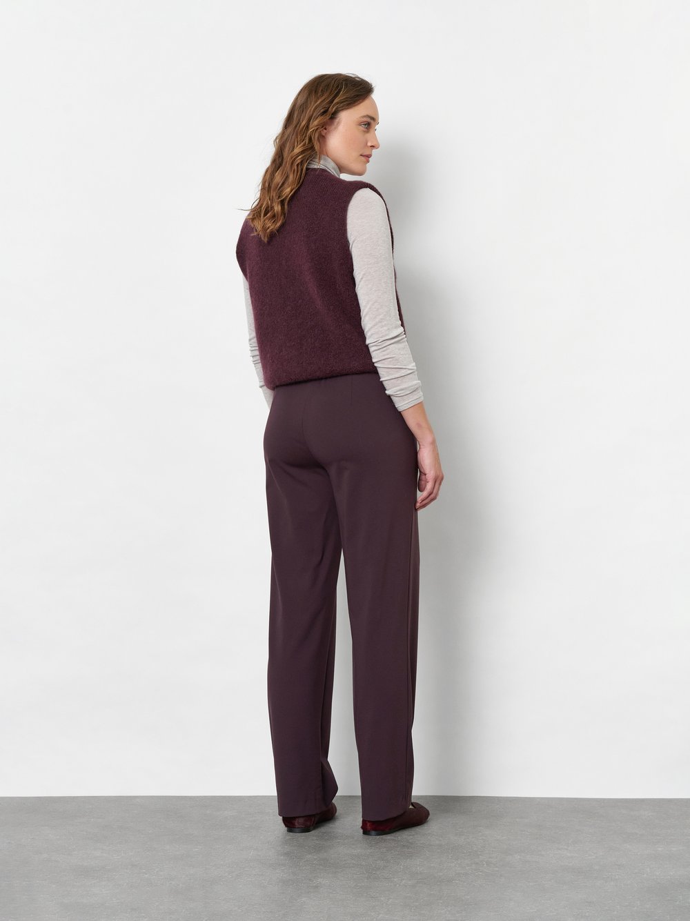 Damenhose Sue Wide in Bordeaux, wide-Leg Hose mit Tunnelzug, Rueckansicht am Model getragen