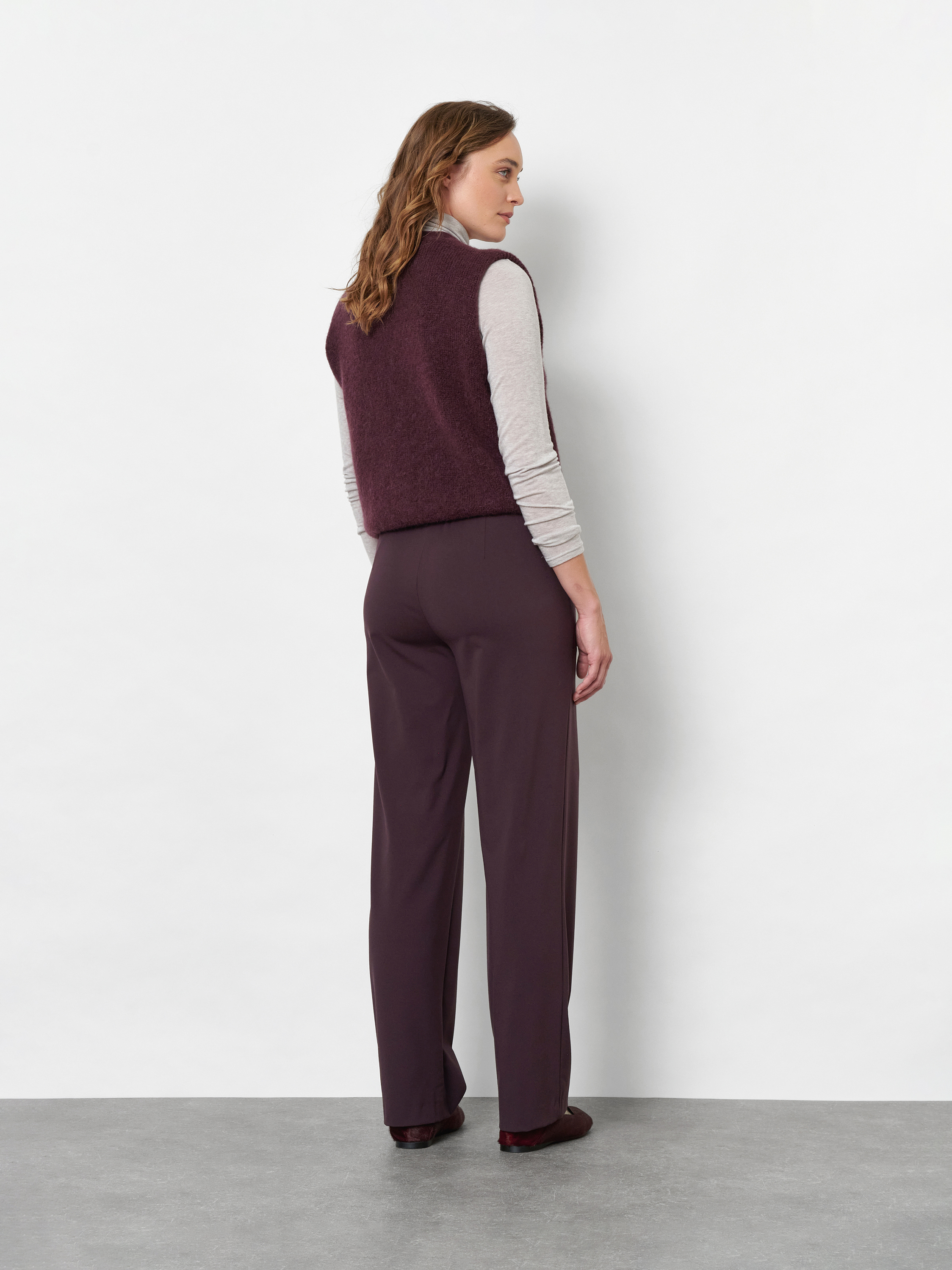 Damenhose Sue Wide in Bordeaux, wide-Leg Hose mit Tunnelzug, Rueckansicht am Model getragen