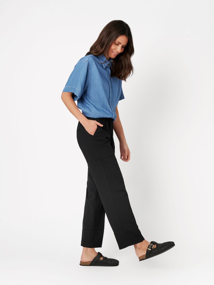 Womens trousers Sue Ankle in black, casual twill pants in cargo style, front view worn by model