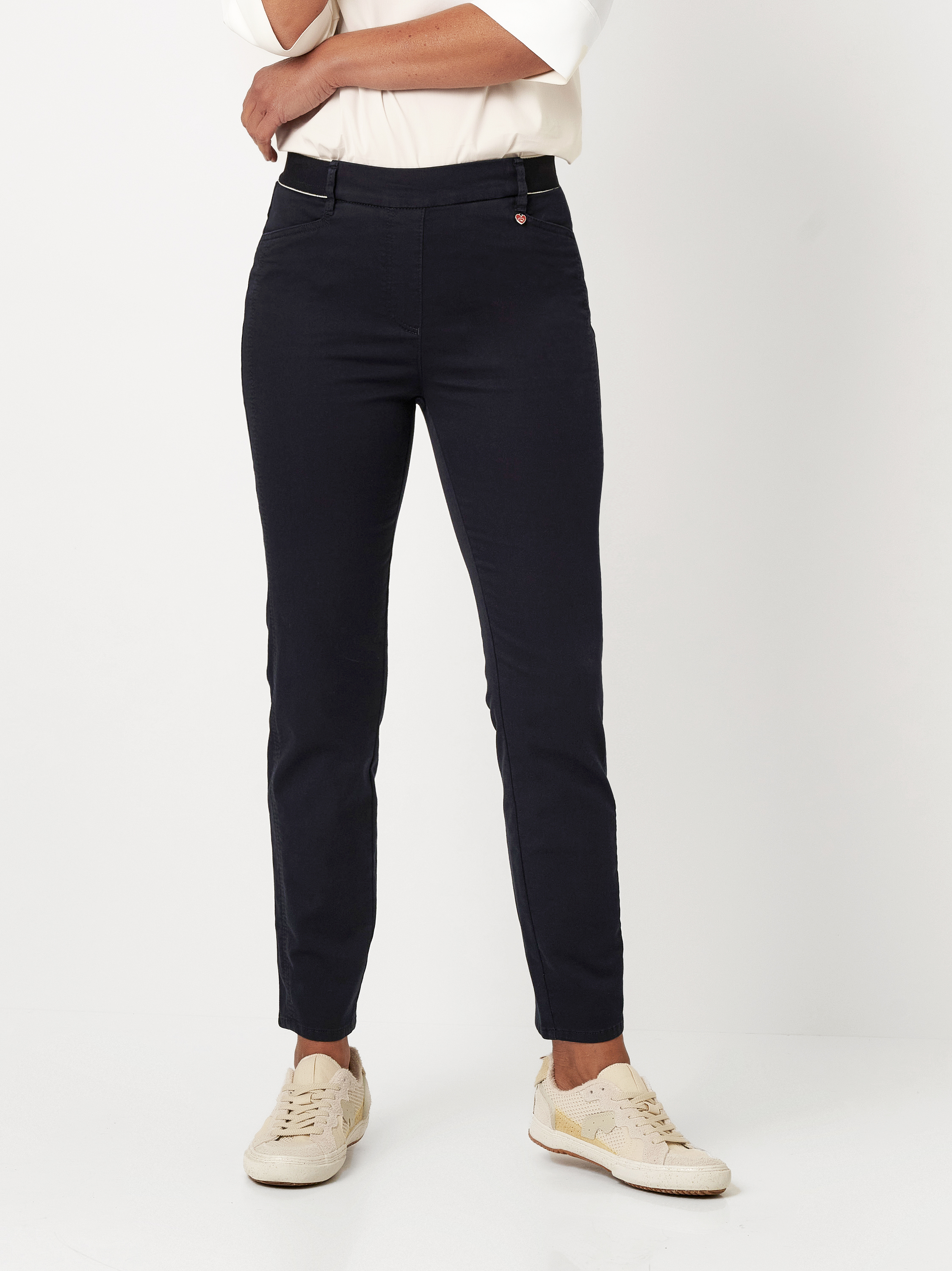 Damenhose Alice Slim 7/8 in dark blue, 7/8-Hose mit sportivem Gummibund, Outfitansicht am Model