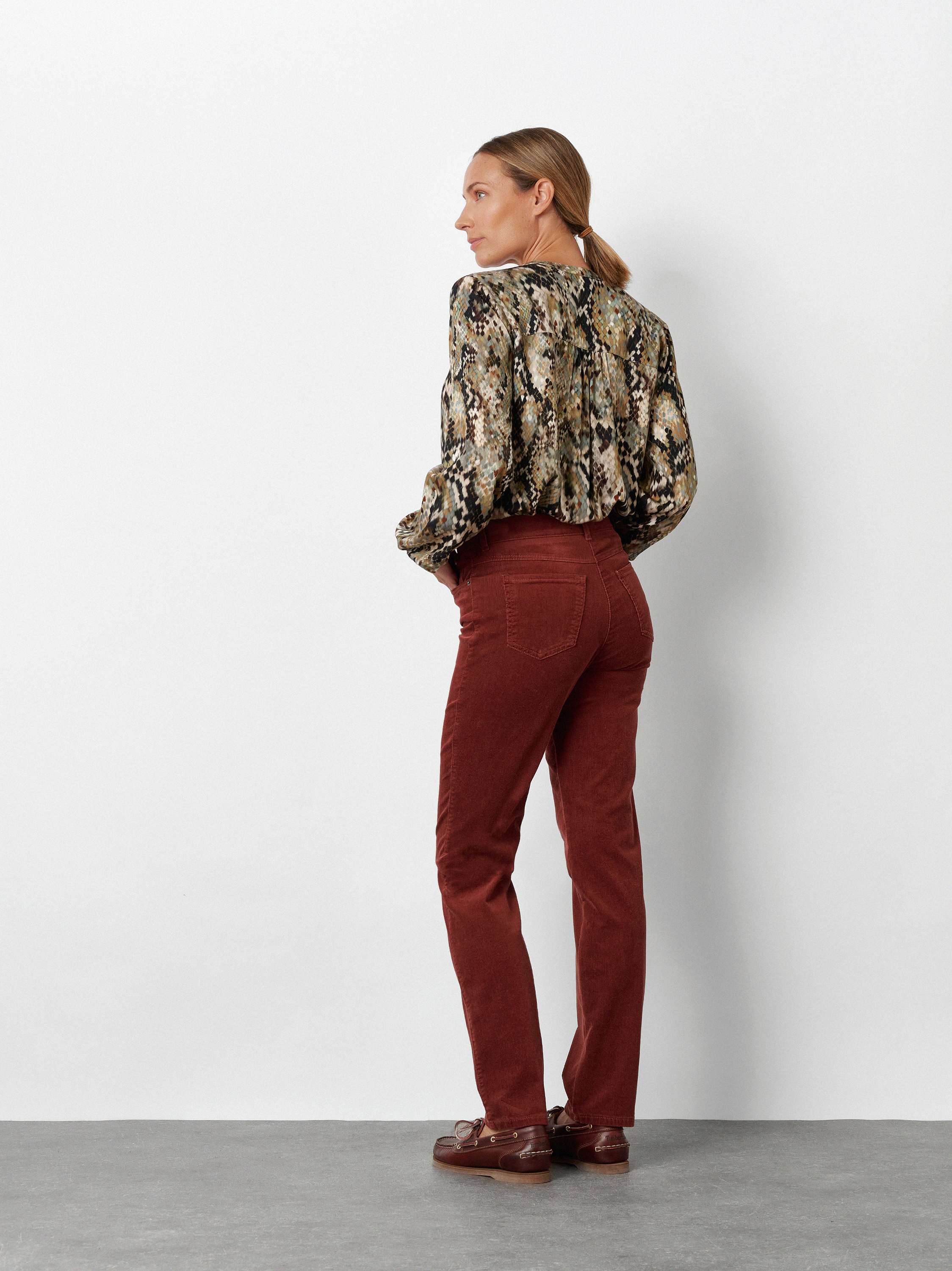 Womens trousers Be Loved in Bordeaux, high-waist corduroy trousers, back view worn by model