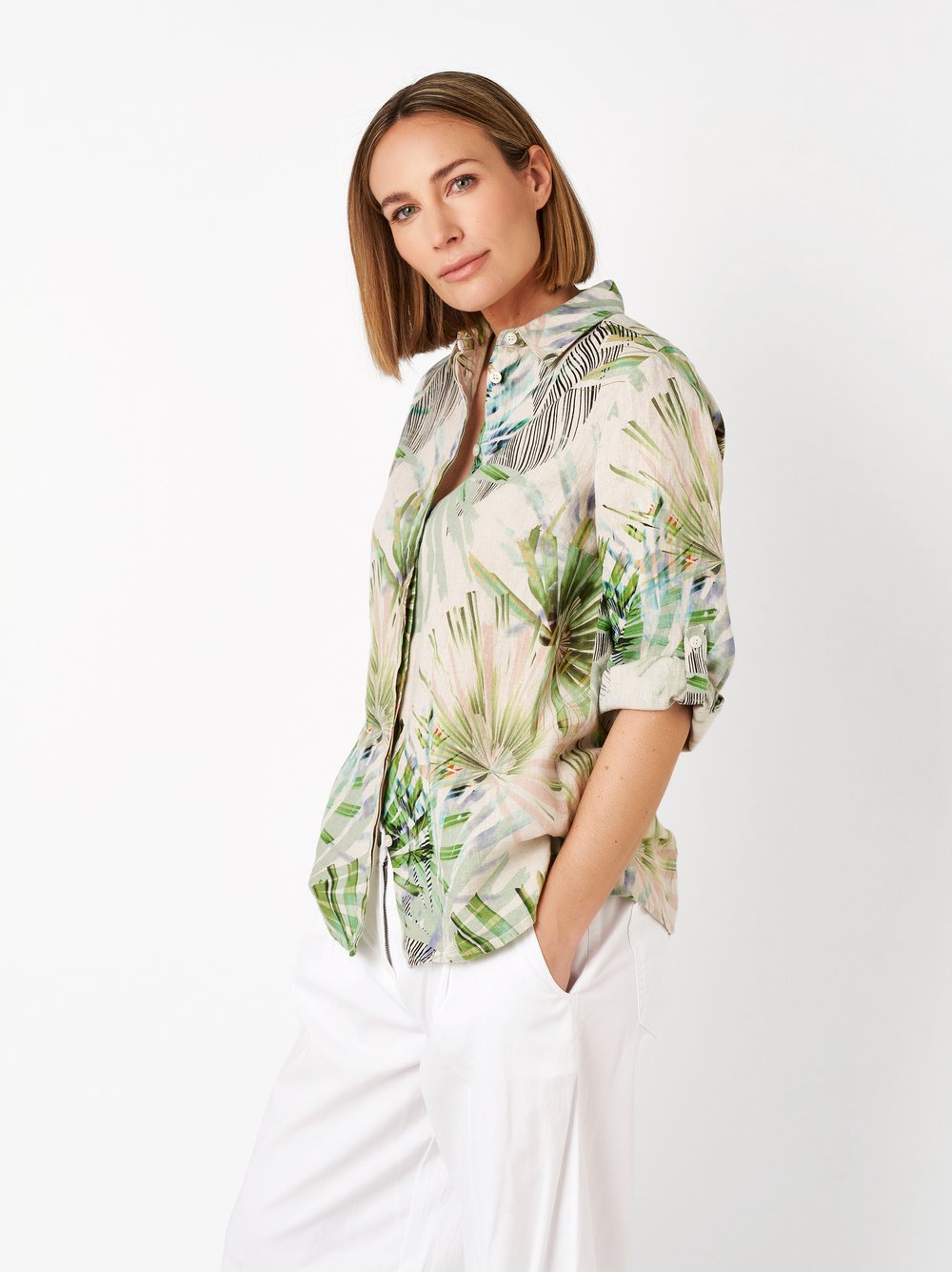 Damenbluse Clay in multicolour green, Leinenhemd mit tropischem Print, Frontansicht am Model getragen