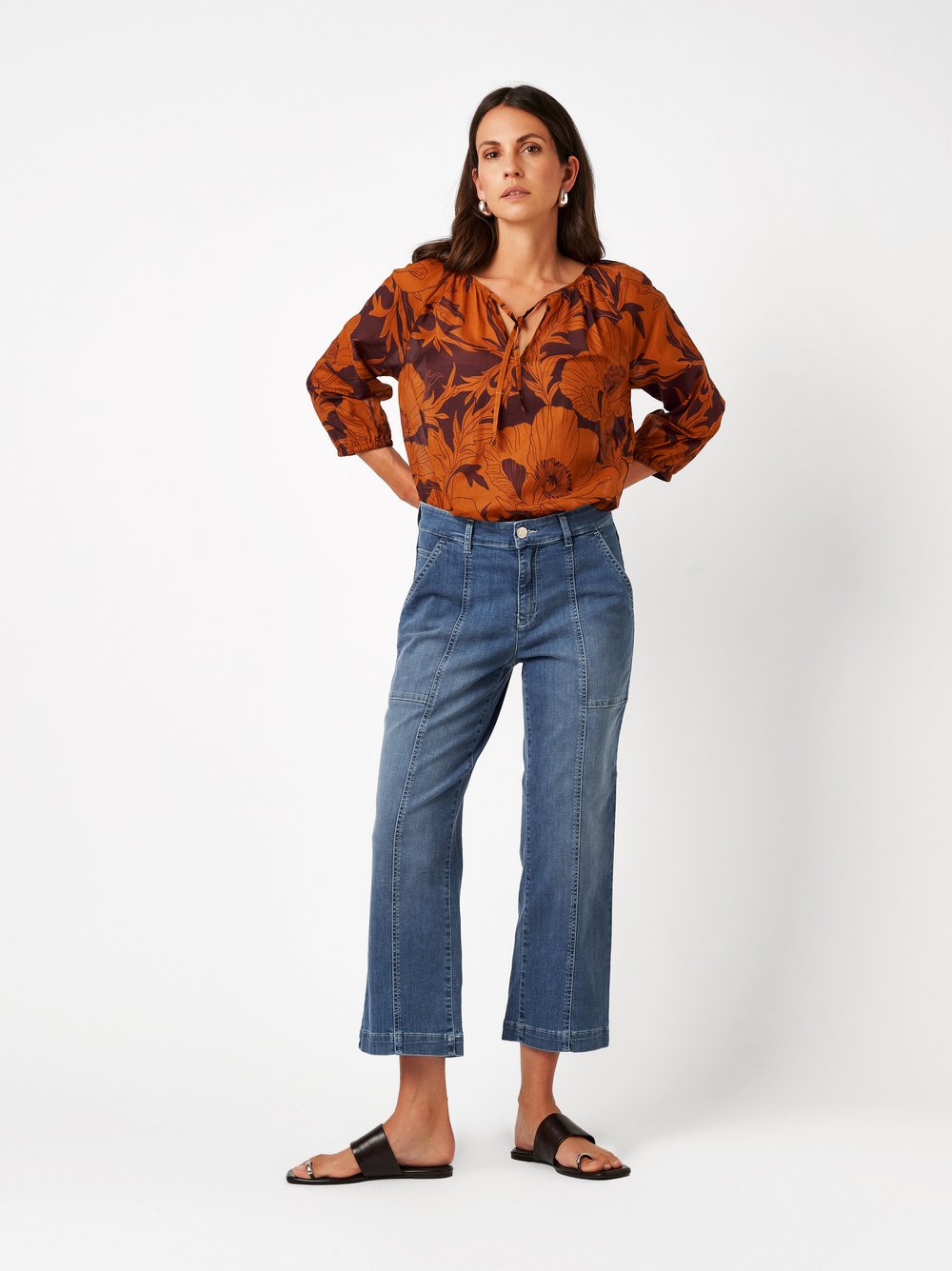 Damenjeans Liv 7/8 in blue, 7/8-Jeans mit markanten Teilungsnaehten, Outfitansicht am Model