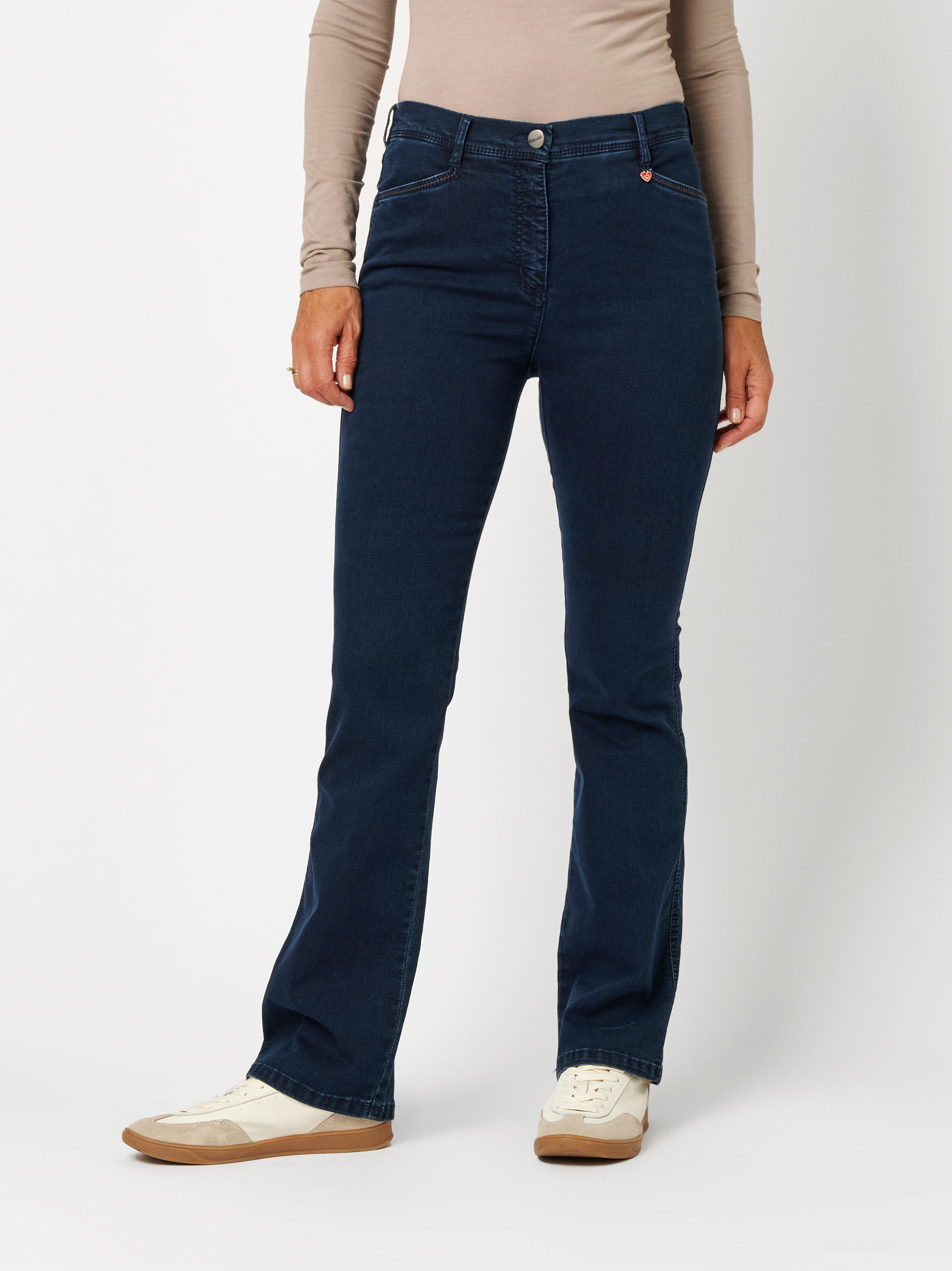 Damenhose Meine beste Freundin in Dark Blue, Modische Bootcut-Hose, Frontansicht am Model getragen
