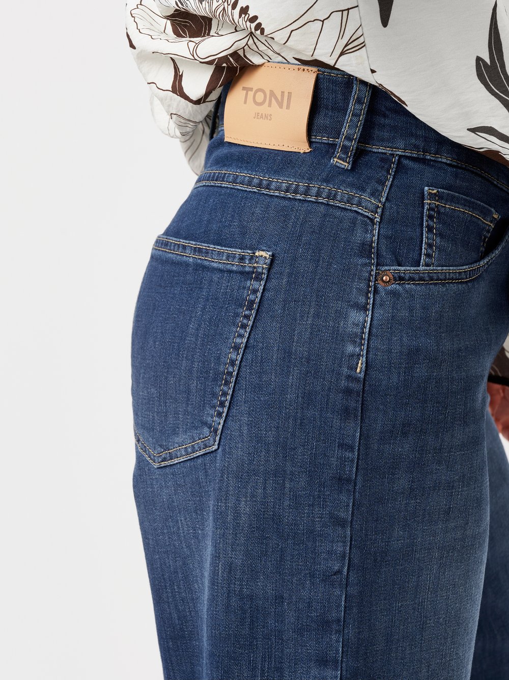 Damenshorts Liv Bermuda in mid blue, jeans-Bermuda mit weitem Bein, Detailansicht