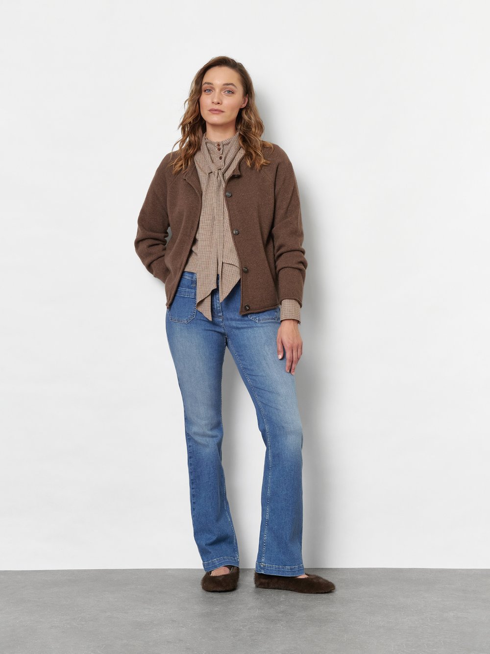 Damenstrickjacke Holy in Braun, Feinstrickcardigan mit Kaschmir, Outfitansicht am Model
