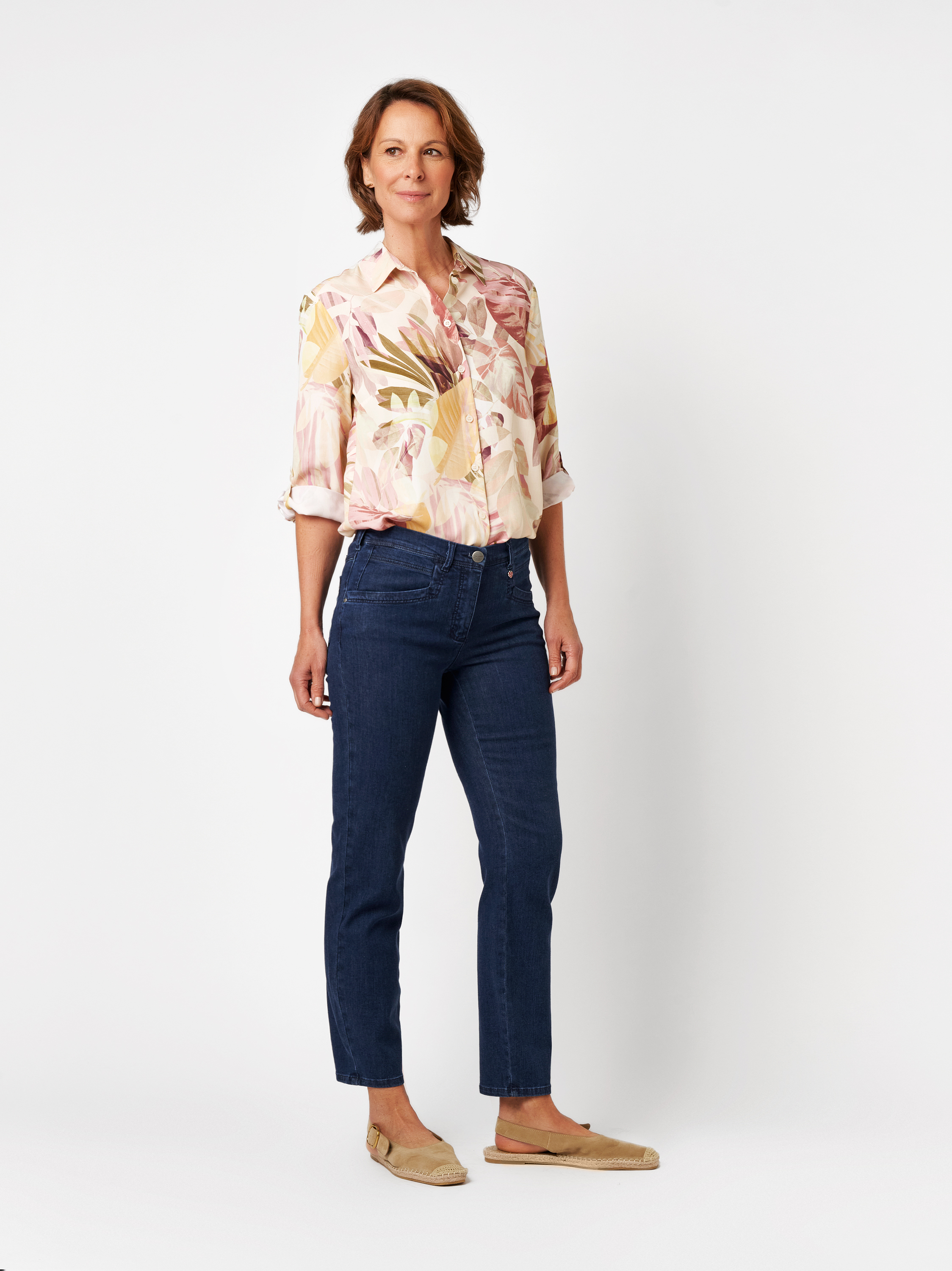 Damenbluse Sweet Bea in multicolour green, Seidige Bluse mit tropischem Print, Outfitansicht am Model