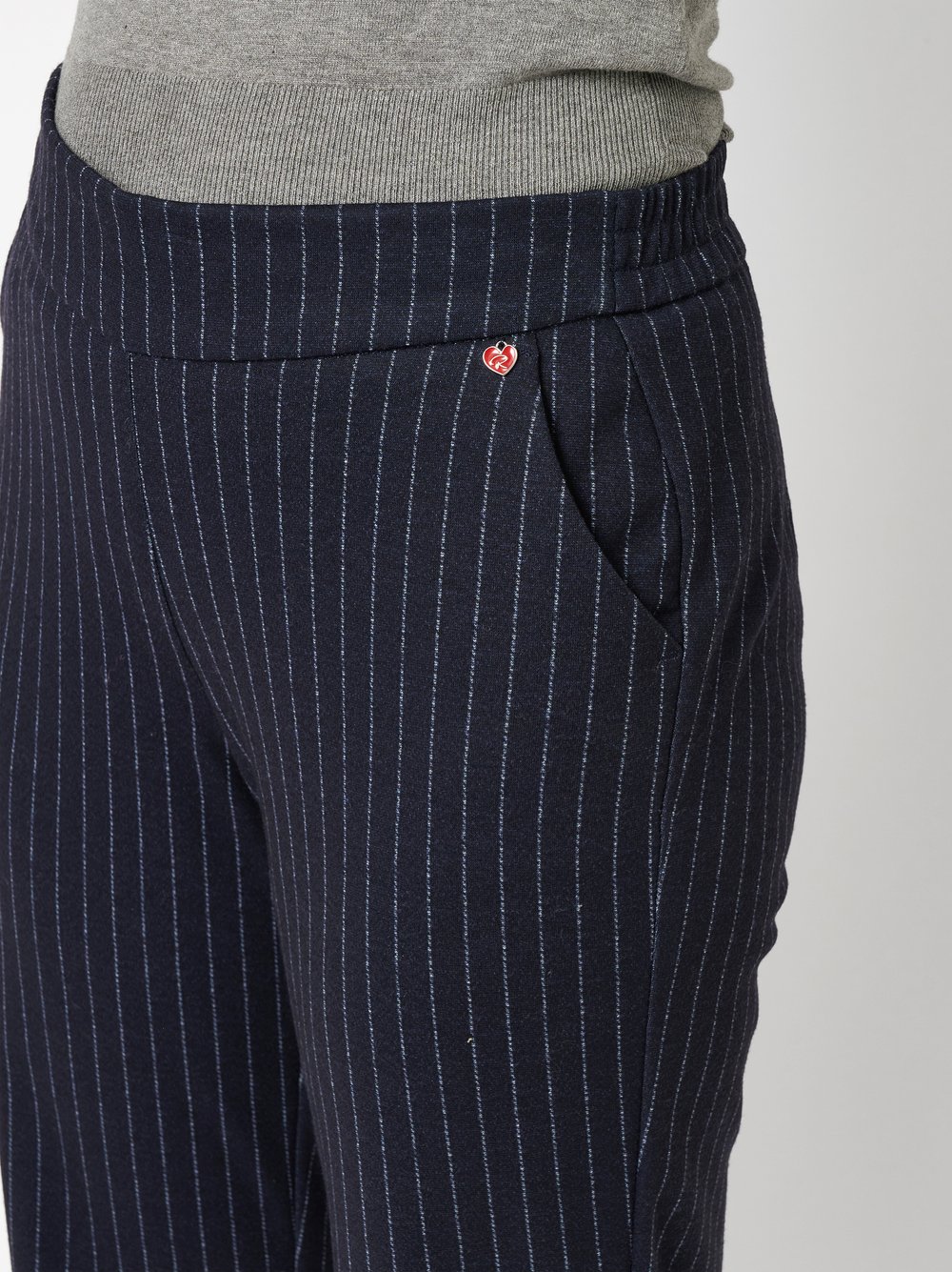 Damenhose Scarlet Wide in Marine, Weite Nadelstreifenhose, Detailansicht