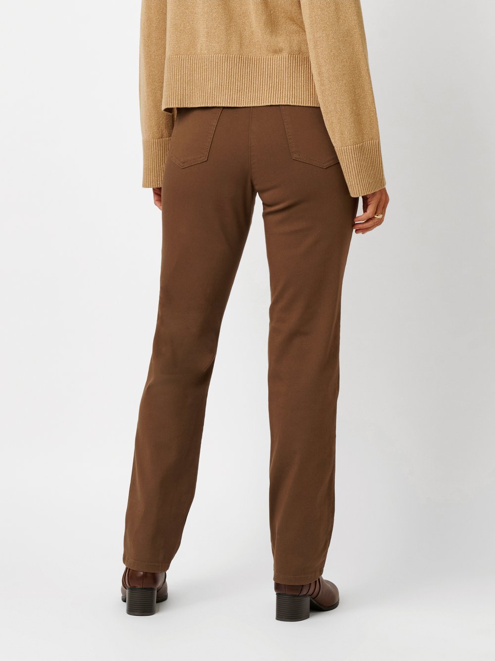 Damenhose My Beauty in Braun, basic-Hose mit bequemer Oberschenkelweite, Rueckansicht am Model getragen