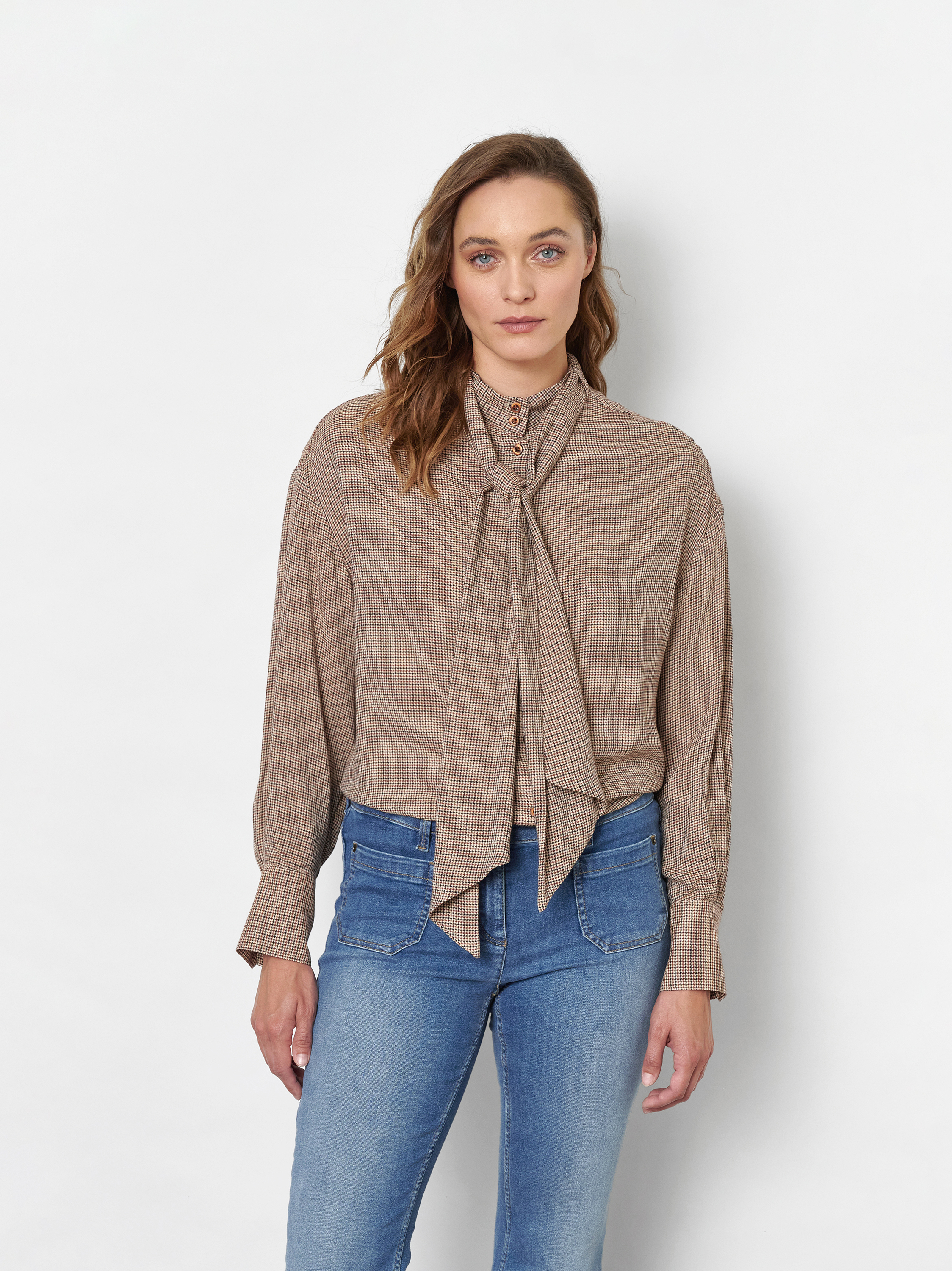 Womens blouse Alva in Camel, bow blouse in fine houndstooth, front view worn by model