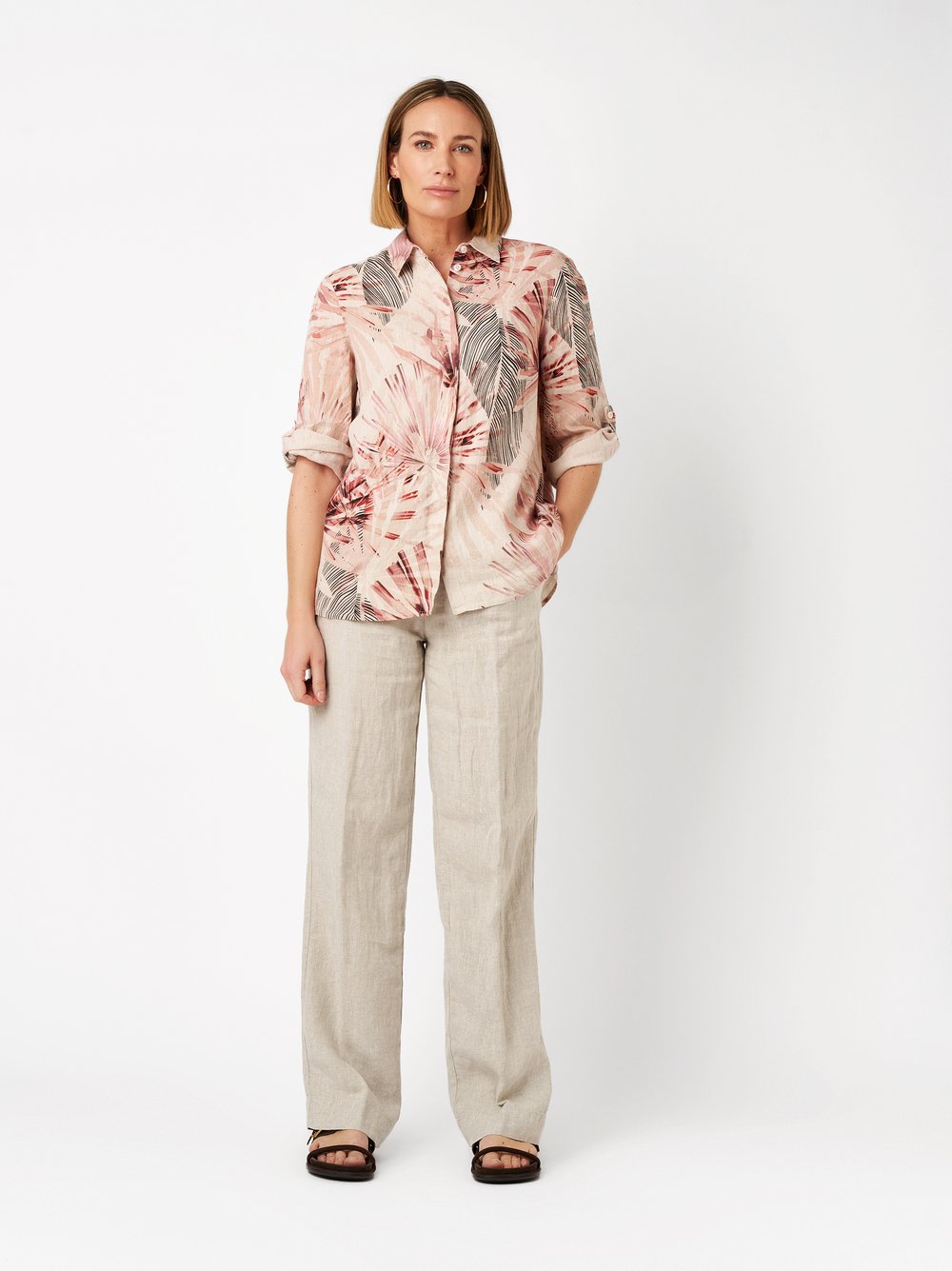 Damenhose Pia Wide in beige, Weite Leinenhose, Outfitansicht am Model