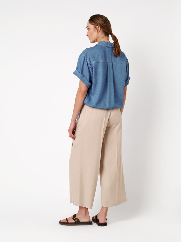 Damenbluse Clay in light blue, Jeanshemd mit kurzen aermel, Rueckansicht am Model getragen