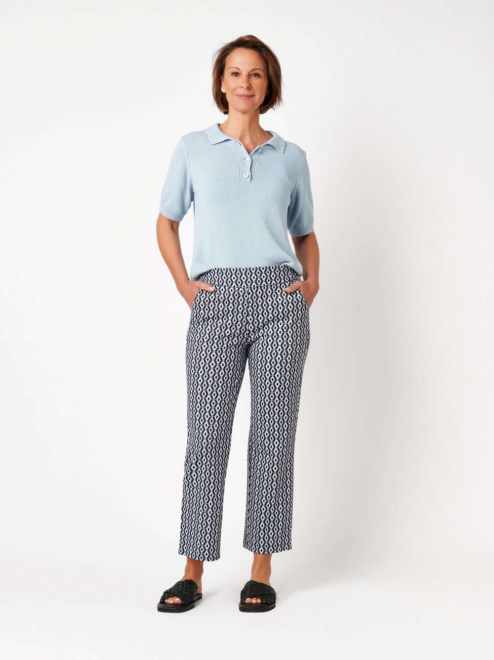 Damenhose Scarlet 3/4 in dark blue  / white, Entspannte 3/4-Hose mit grafischem Muster, Outfitansicht am Model