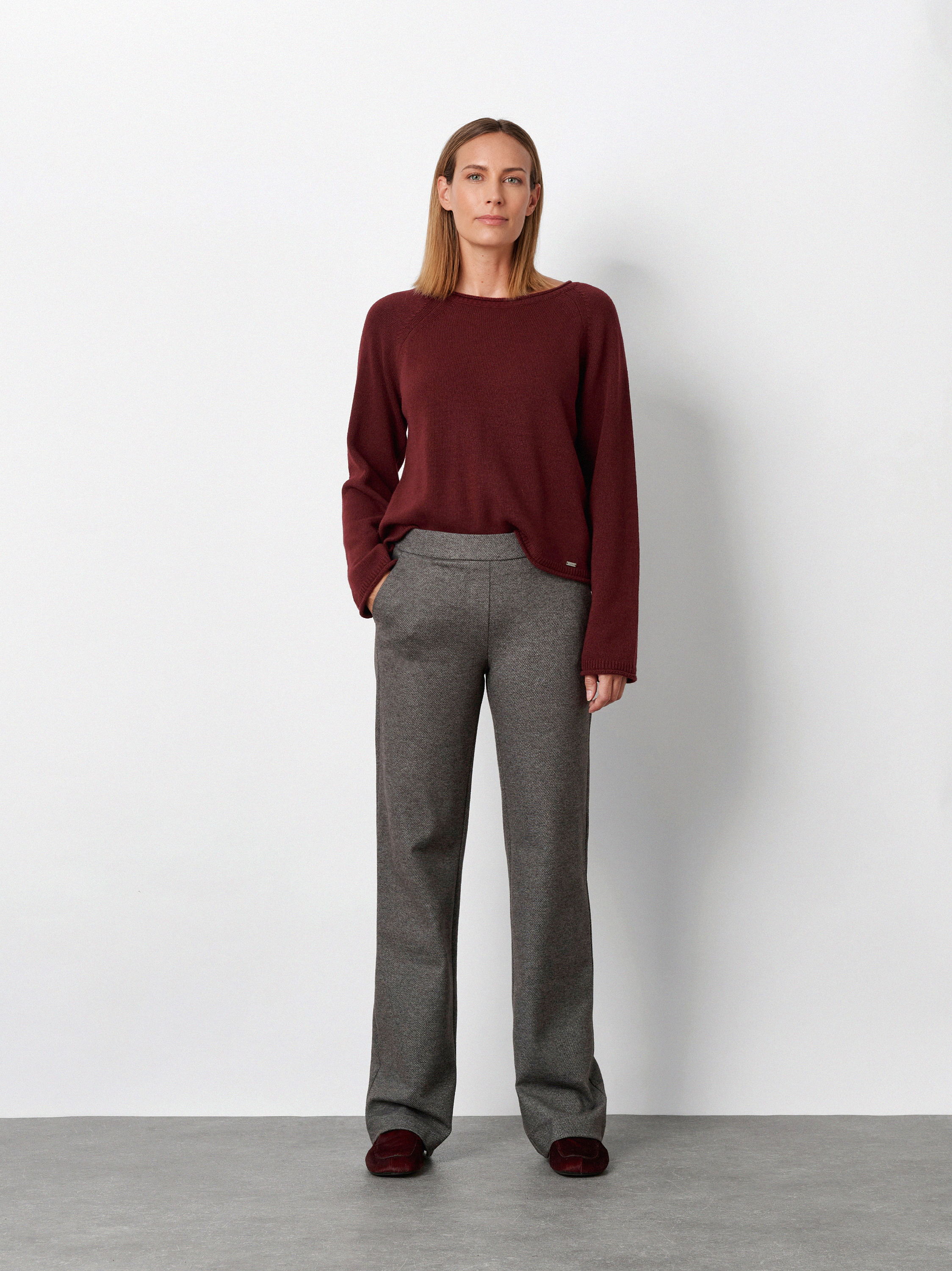 Damenhose Jenny Wide in Dunkelgrau, wide-Leg Hose in melierter Optik, Outfitansicht am Model