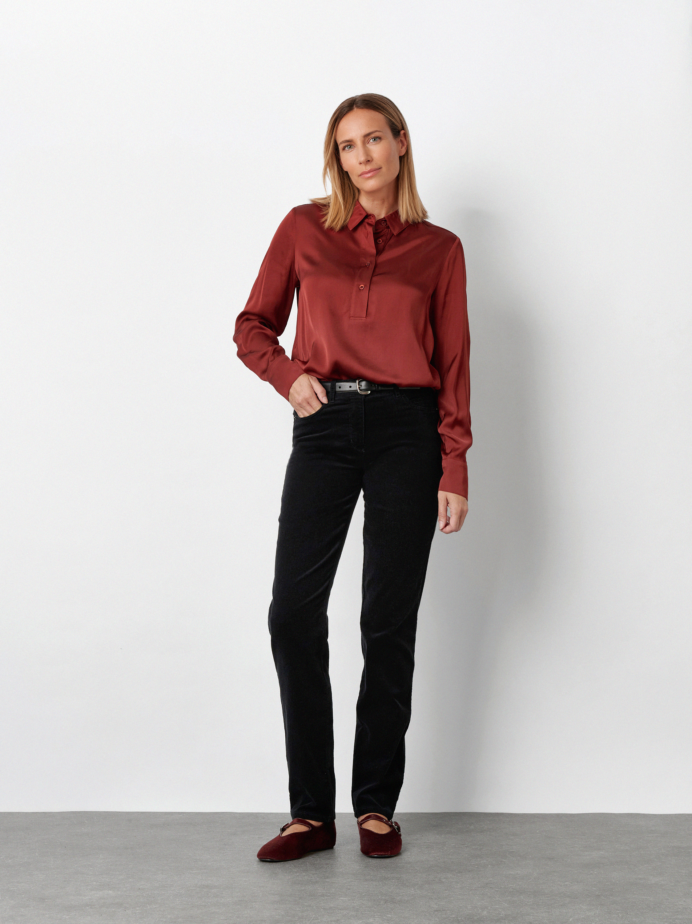 Damenhose Be Loved in Schwarz, Cordhose mit hohem Bund, Outfitansicht am Model