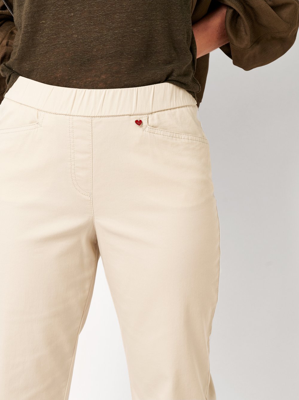 Damenhose Scarlet 3/4 in light beige, Entspannte 3/4-Hose mit Schlupfbund, Detailansicht