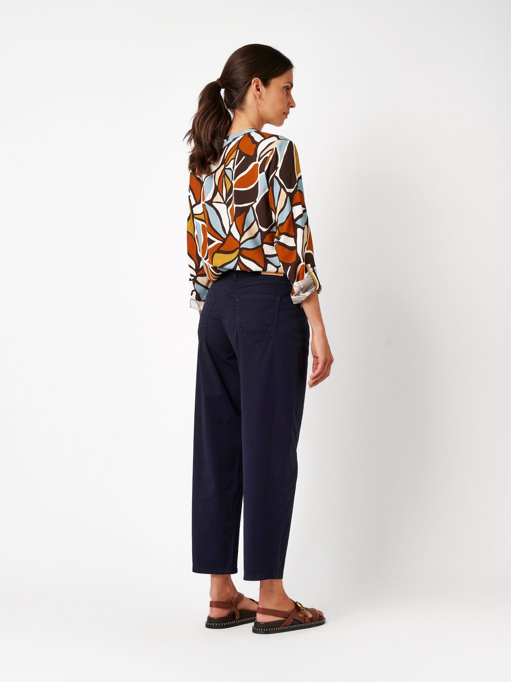 Damenhose Liv Barrel in dark blue, barrel-Fit Hose aus Sommertwill, Rueckansicht am Model getragen