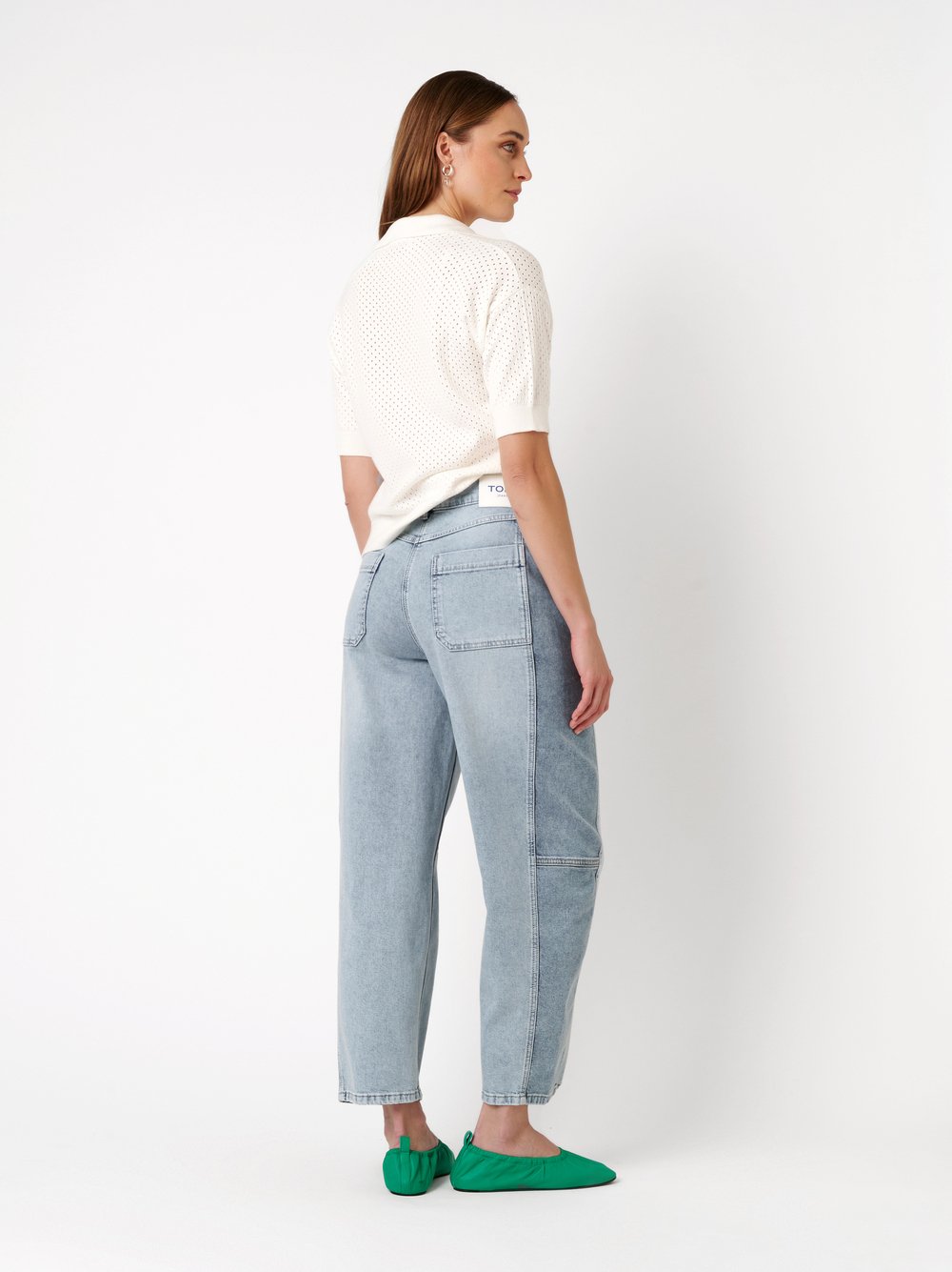 Damenjeans Liv Barrel in light blue bleached, Barrel-Fit Jeans mit designstarken Seitennaehten, Rueckansicht am Model getragen