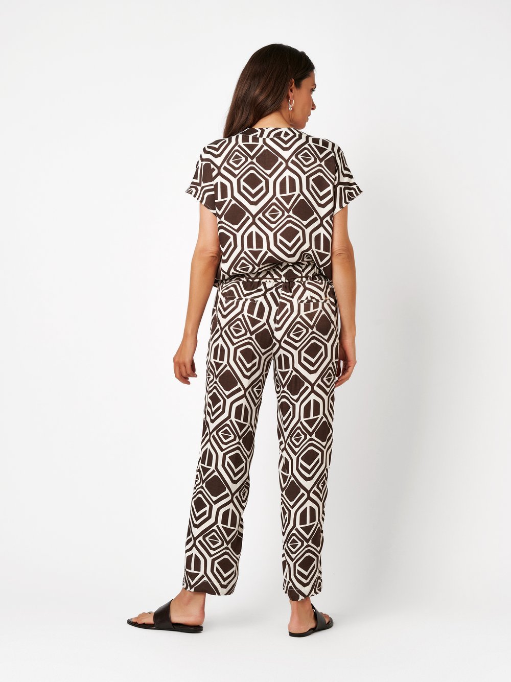 Womens trousers Pia 7/8 in dark brown / offwhite, lightweight 7/8 pants with a graphic pattern, back view worn by model