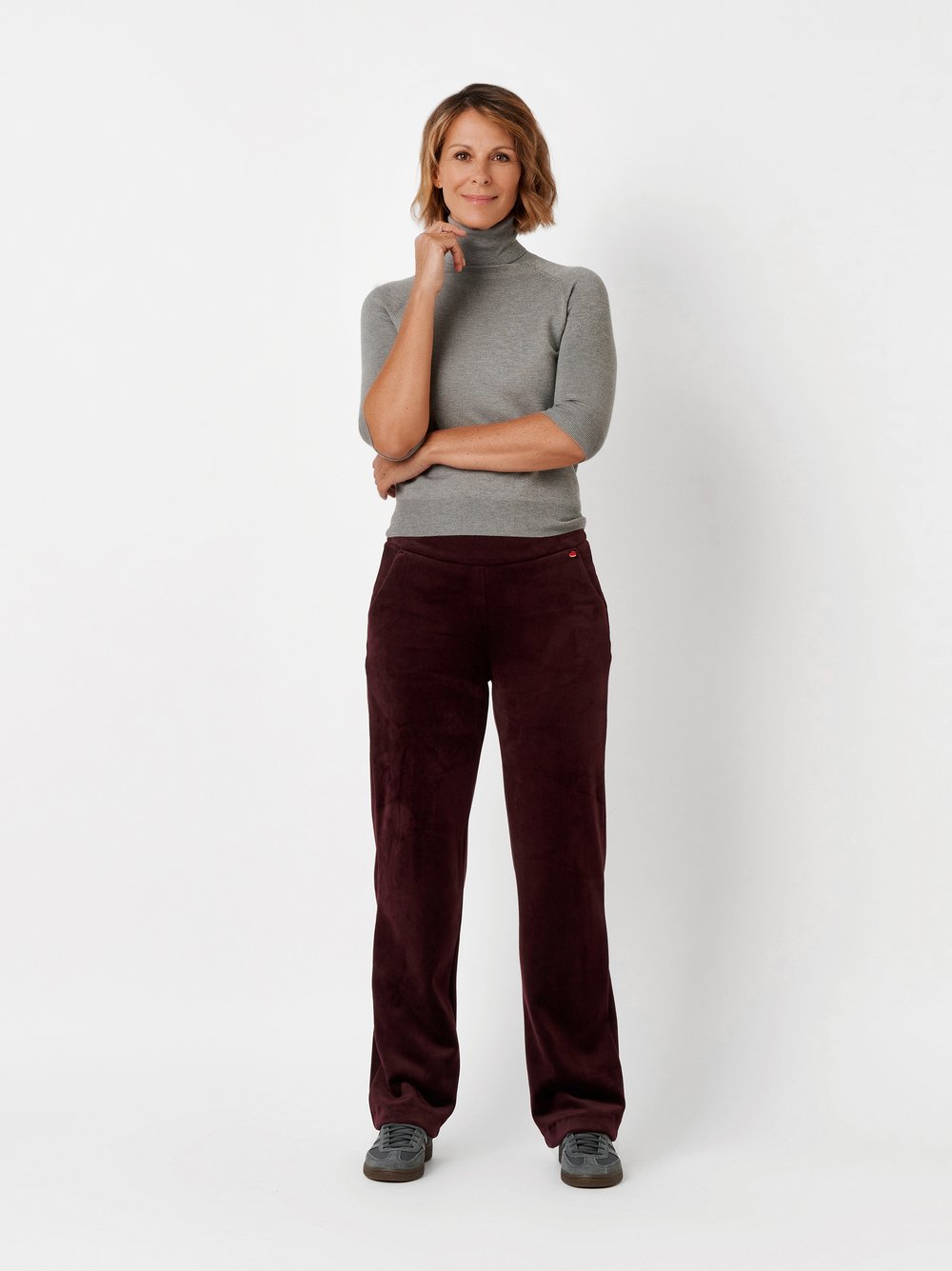 Damenhose Scarlet Wide in Bordeaux, entspannte, samtweiche Cordhose, Outfitansicht am Model