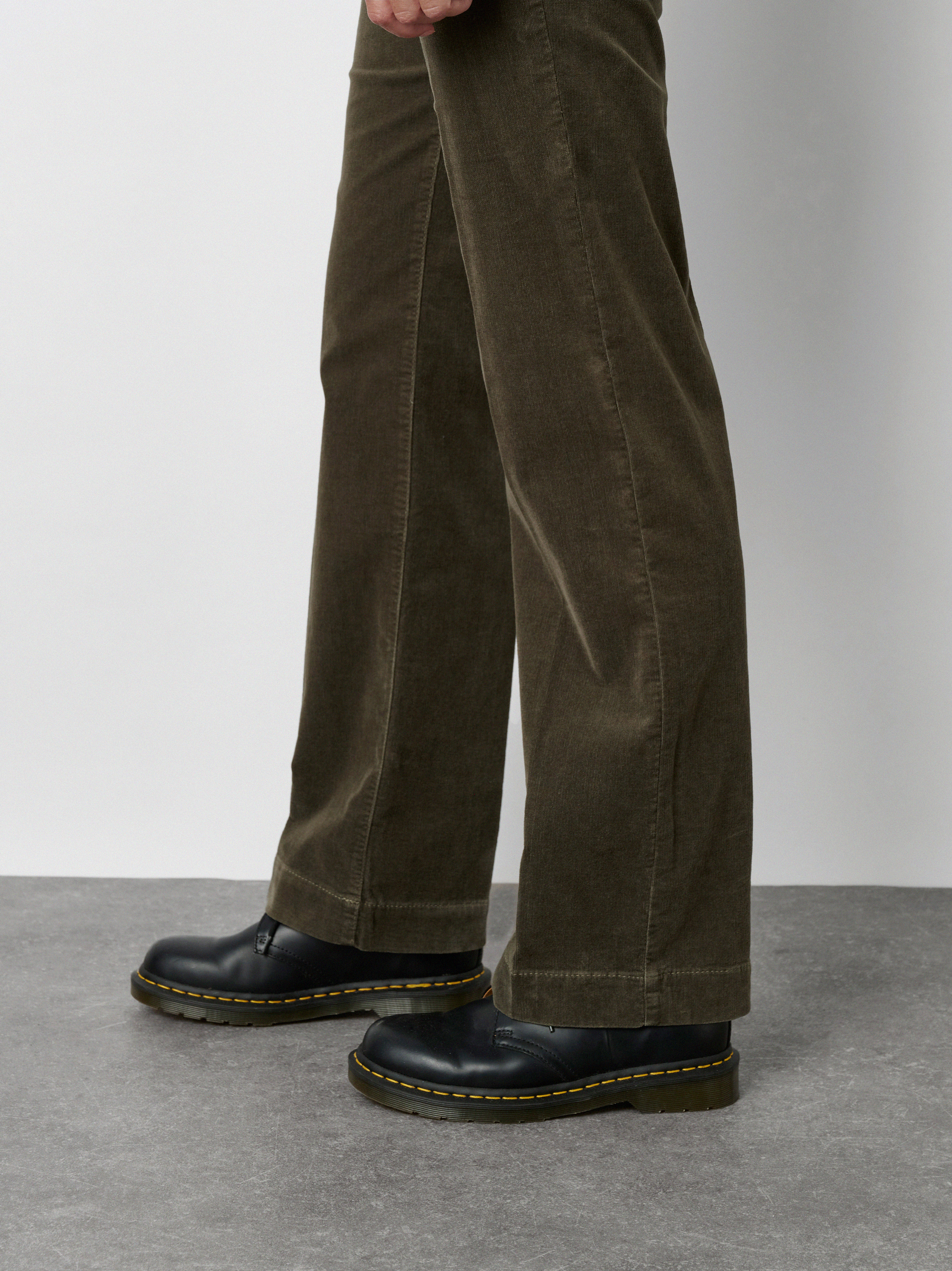 Damenhose Jenny Wide in Oliv, wide-Leg Cordhose, zweite Detailansicht
