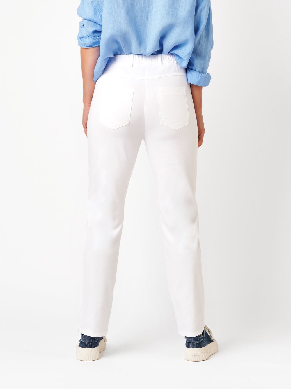 Womens trousers Alice Slim 7/8 in weiss, 7/8 pants with zip pockets, back view worn by model