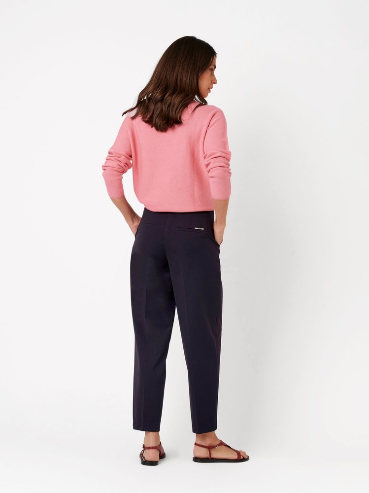 Damenhose Luisa Barrel in dark blue, elegante Barrel-Fit mit Bundfalten, Rueckansicht am Model getragen