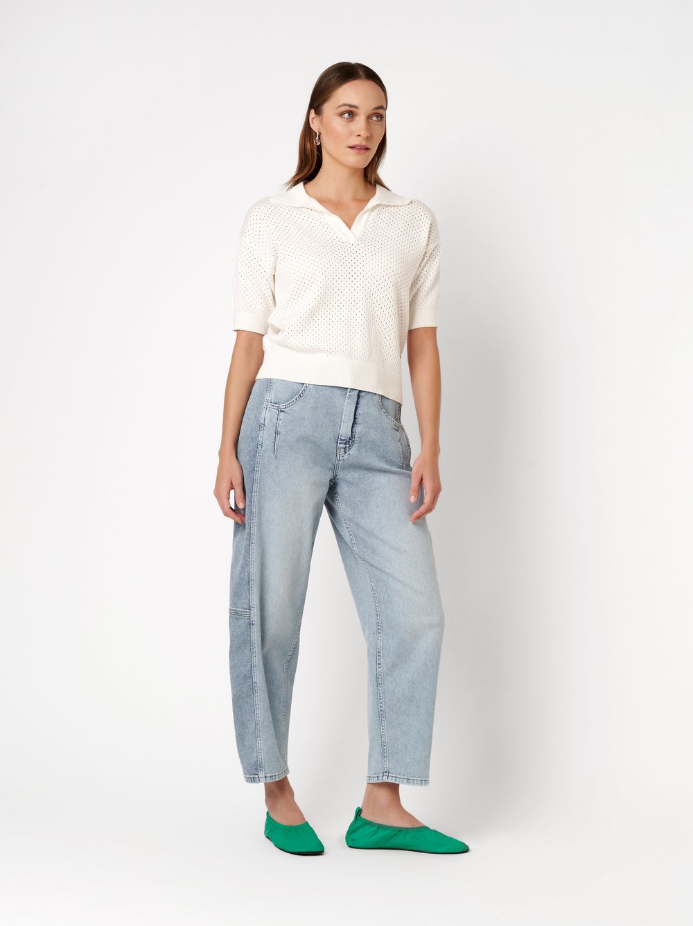 Damenpolo Greta in offwhite, Poloshirt aus Lochstrick, Outfitansicht am Model