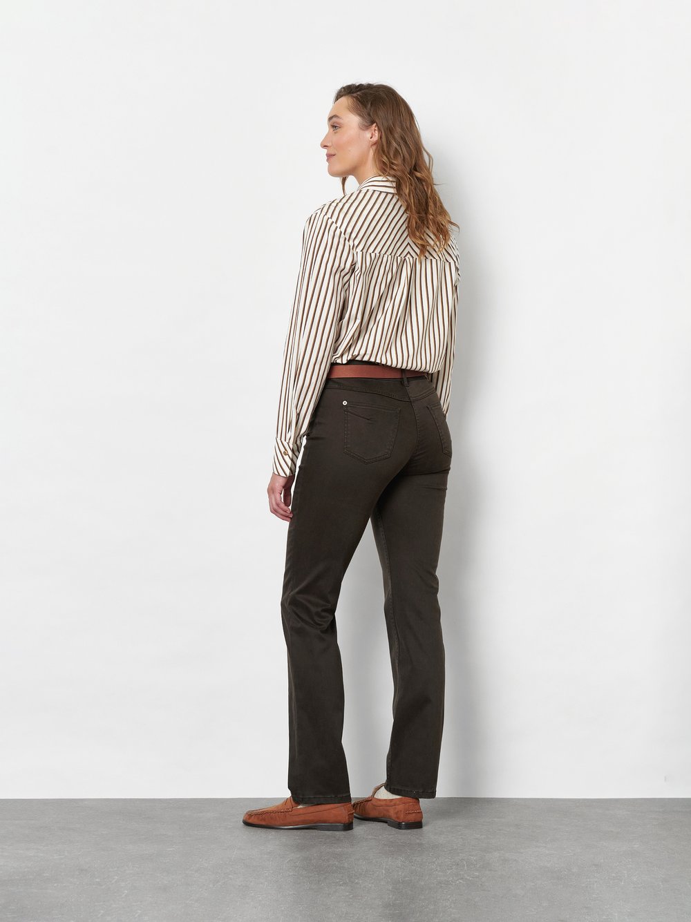 Damenhose Be Loved in Dunkelbraun, high-Waist Hose aus Baumwollsatin, Rueckansicht am Model getragen