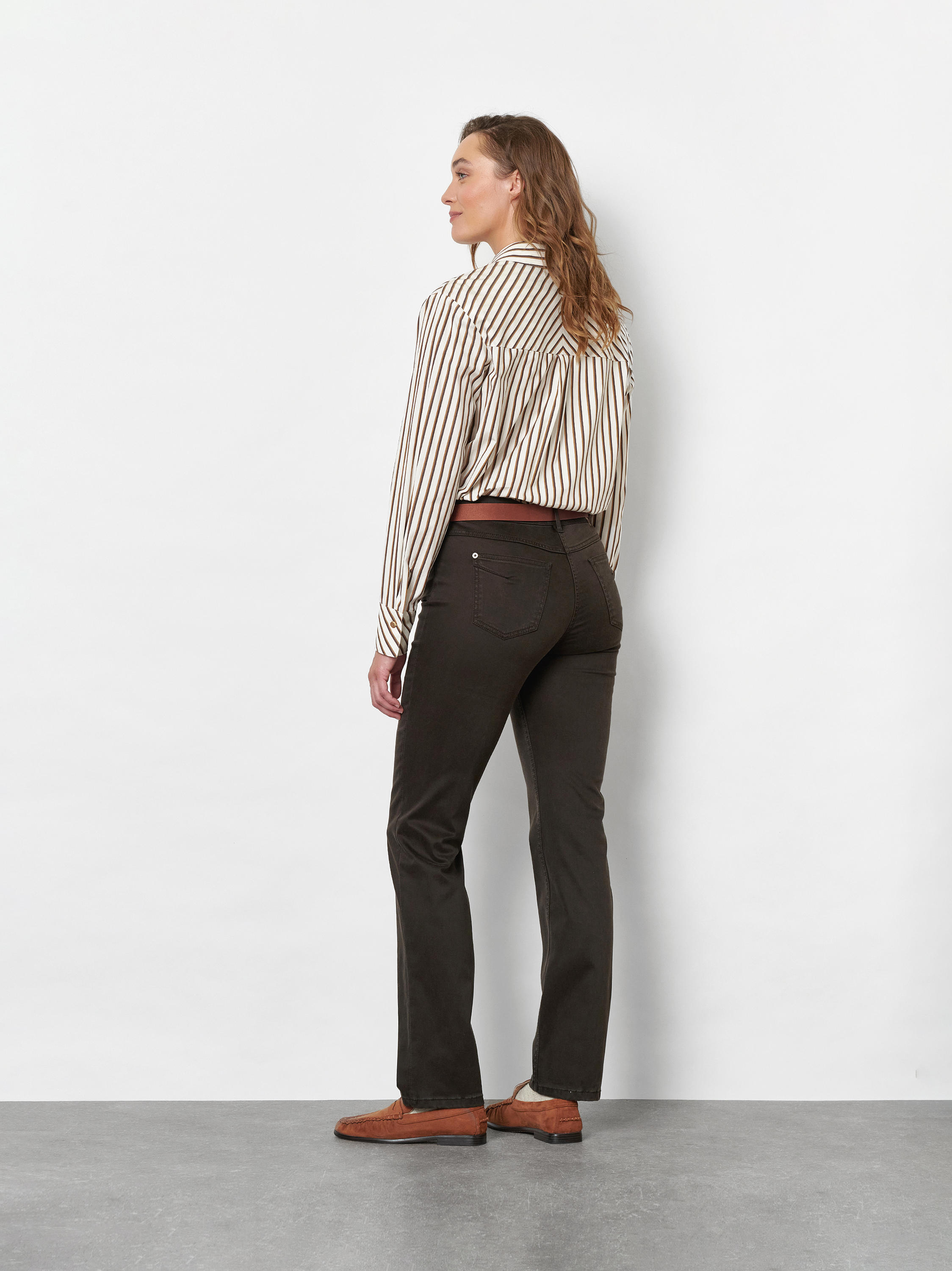 Damenhose Be Loved in Dunkelbraun, high-Waist Hose aus Baumwollsatin, Rueckansicht am Model getragen