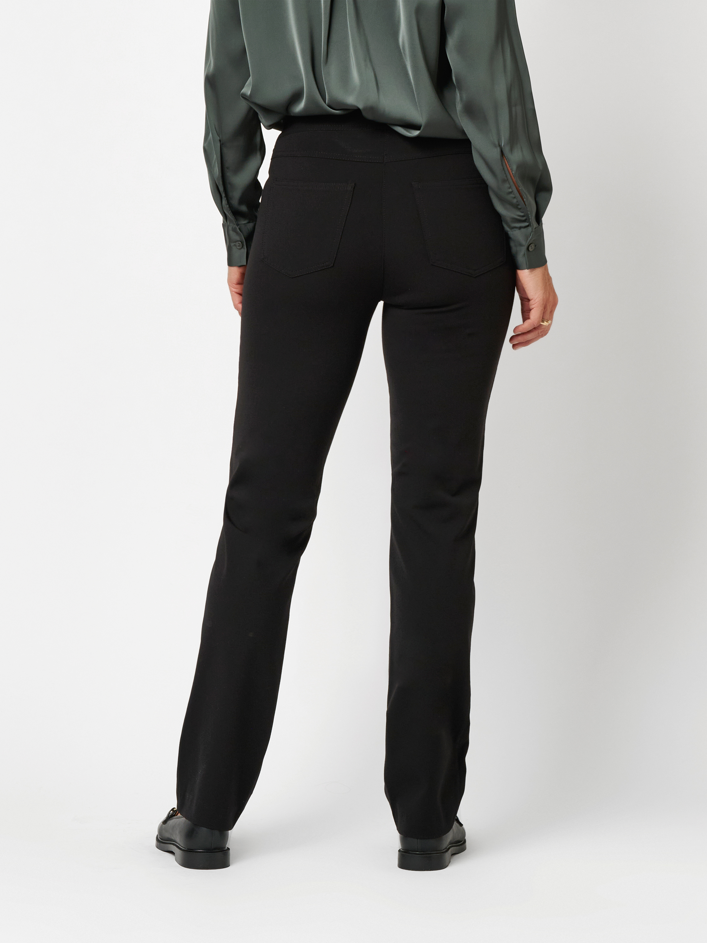 Damenhose Alice Slim in black, jersey-Hose mit Zippertaschen, Rueckansicht am Model getragen