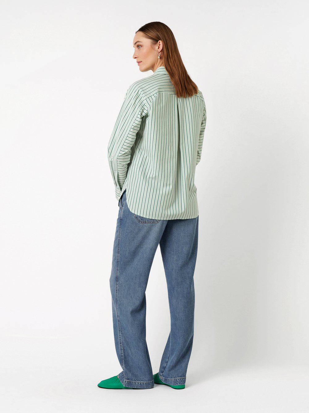 Damenbluse Charly in green / white, gestreiftes Hemd, Rueckansicht am Model getragen